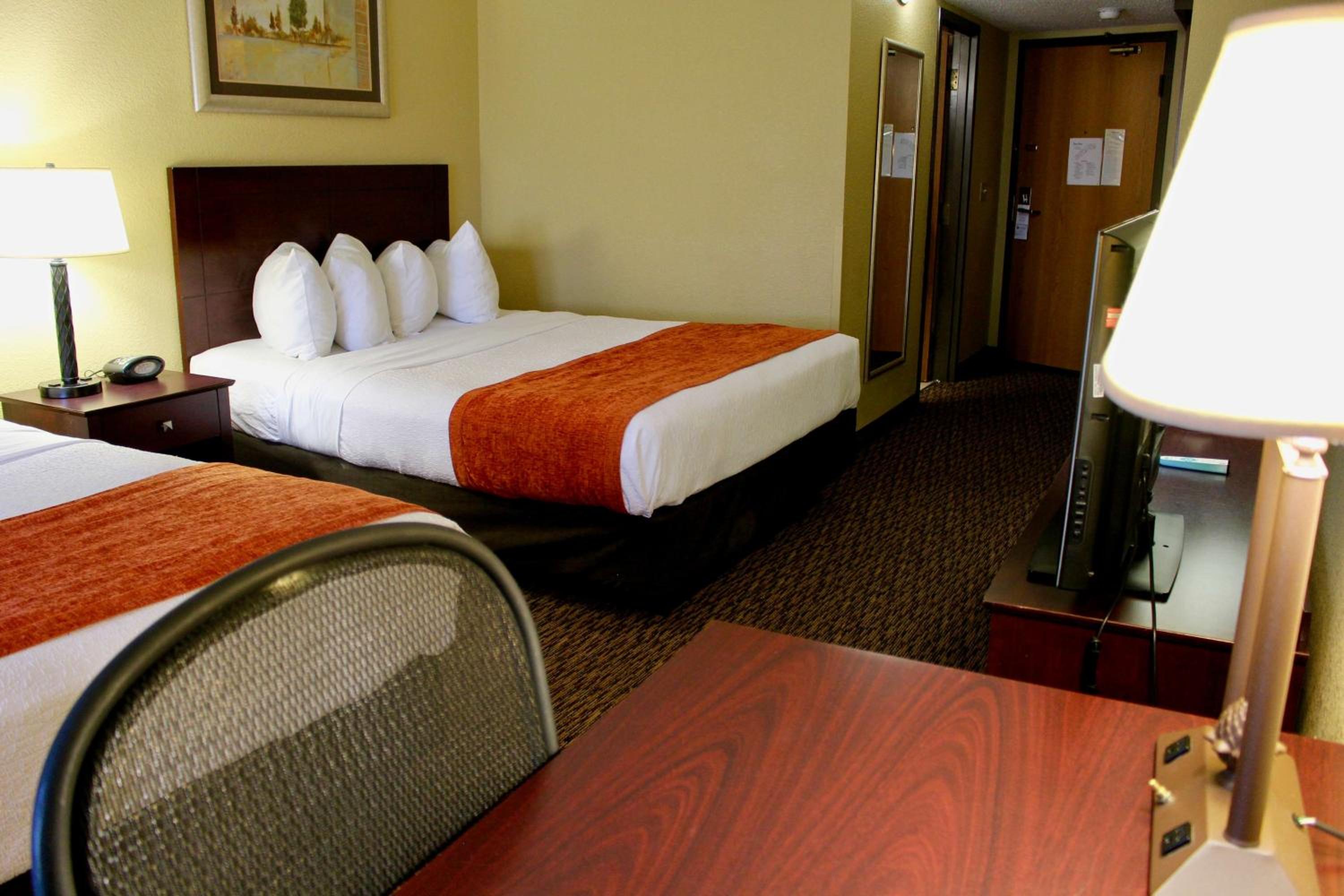 Queen Room With Two Queen Beds - Pet Friendly/Non-Smoking - Photo 8