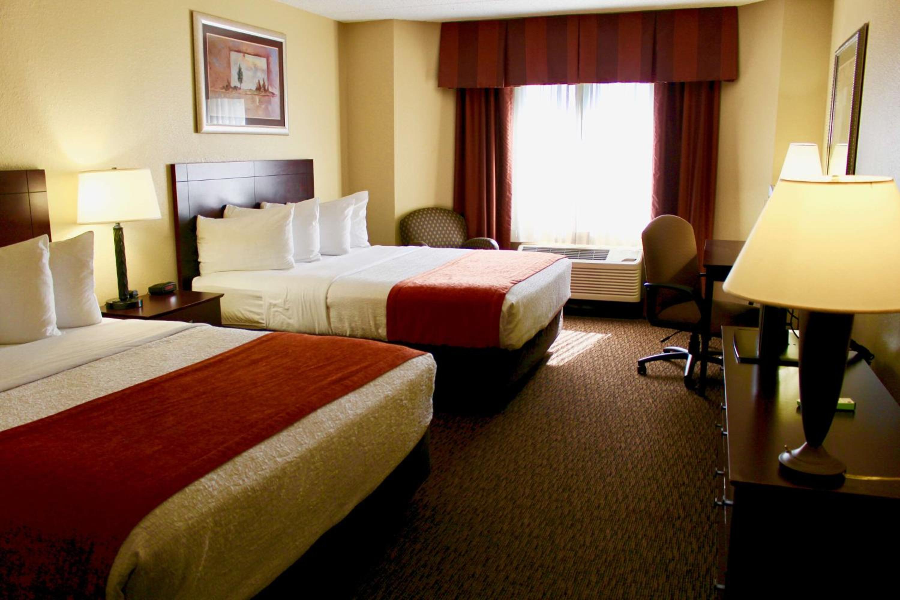 Queen Room With Two Queen Beds - Non-Smoking - Photo 9