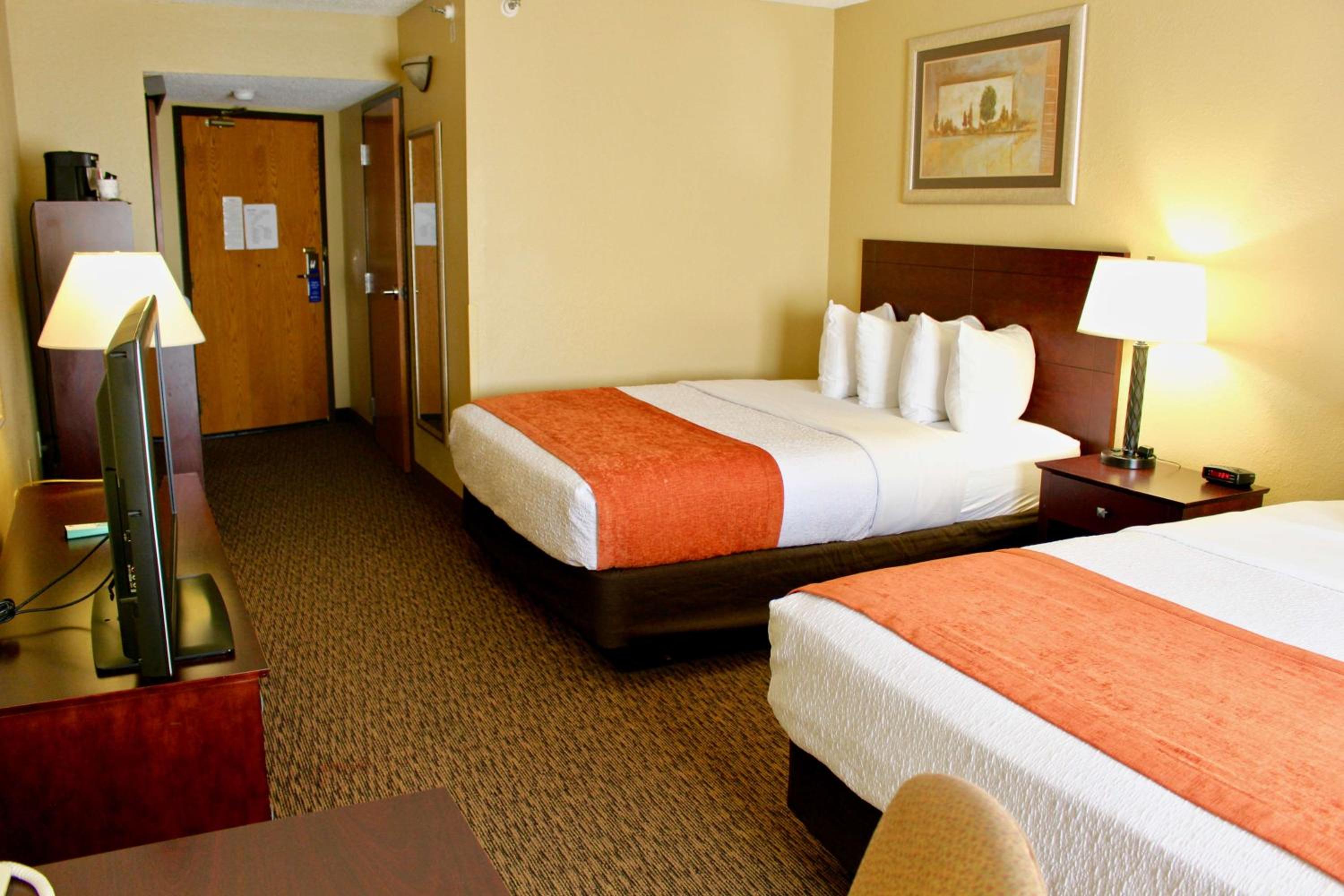 Queen Room With Two Queen Beds - Non-Smoking - Photo 8