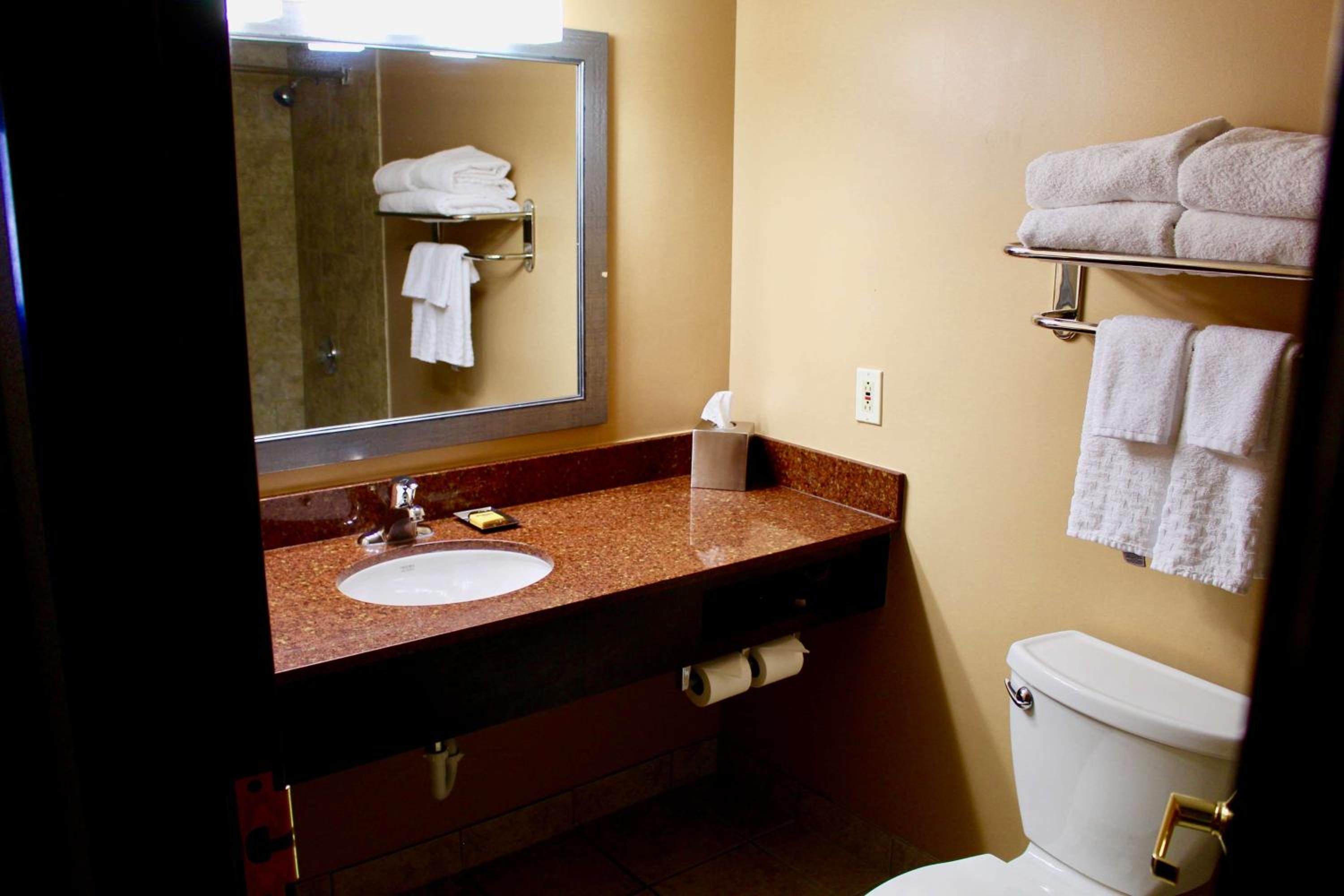Queen Room With Two Queen Beds - Non-Smoking - Photo 5