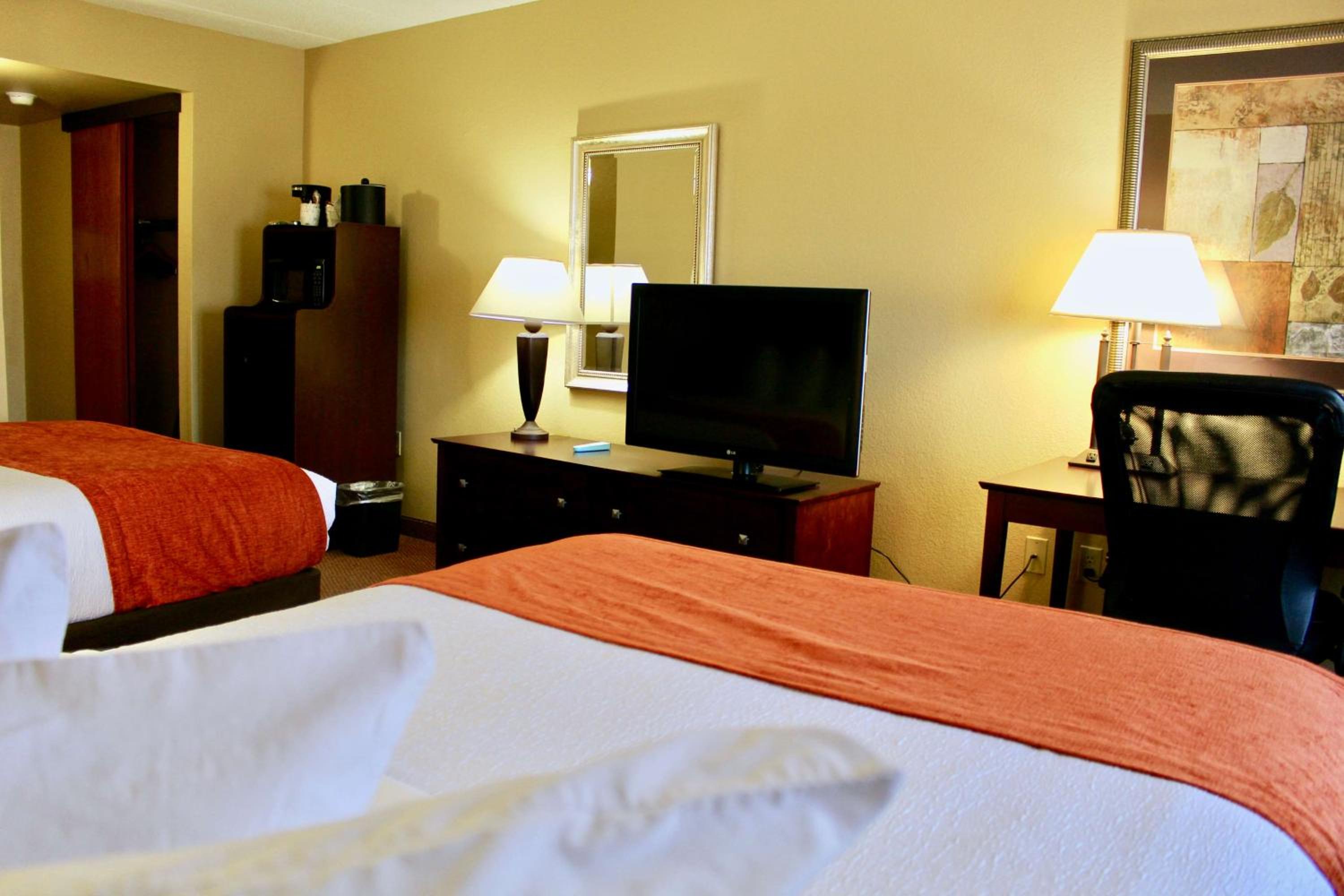 Queen Room With Two Queen Beds - Non-Smoking - Photo 6