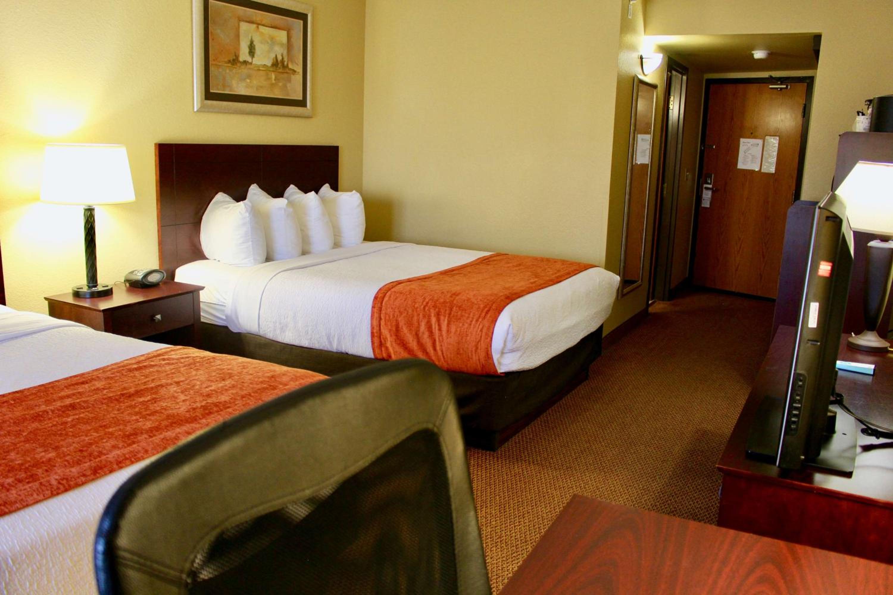 Queen Room With Two Queen Beds - Non-Smoking - Photo 7