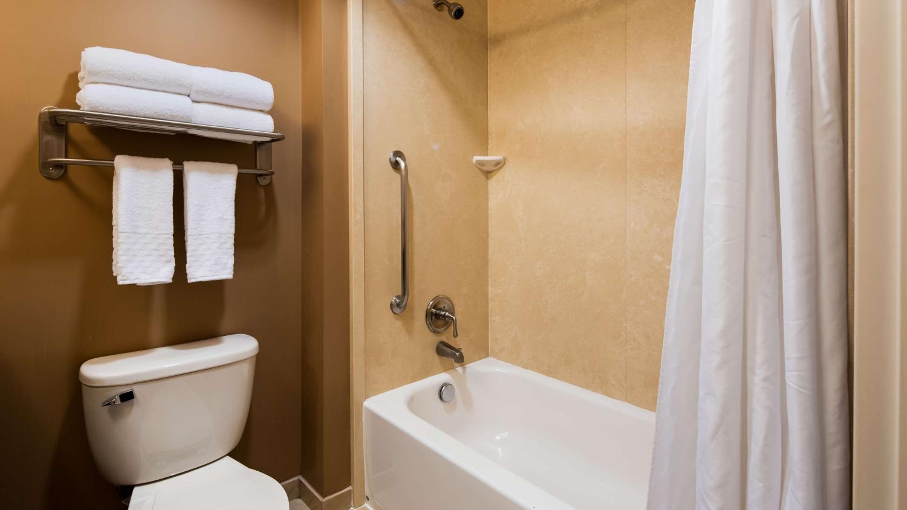Queen Room with Two Queen Beds - City View photo 2