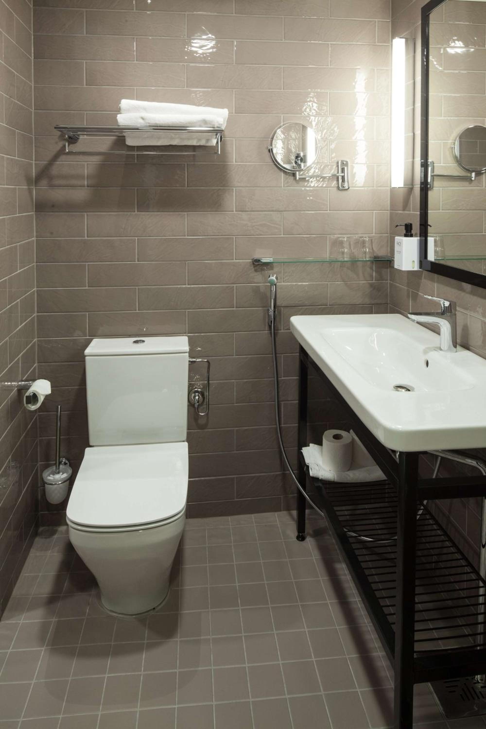 Standard Twin Room - Photo 4