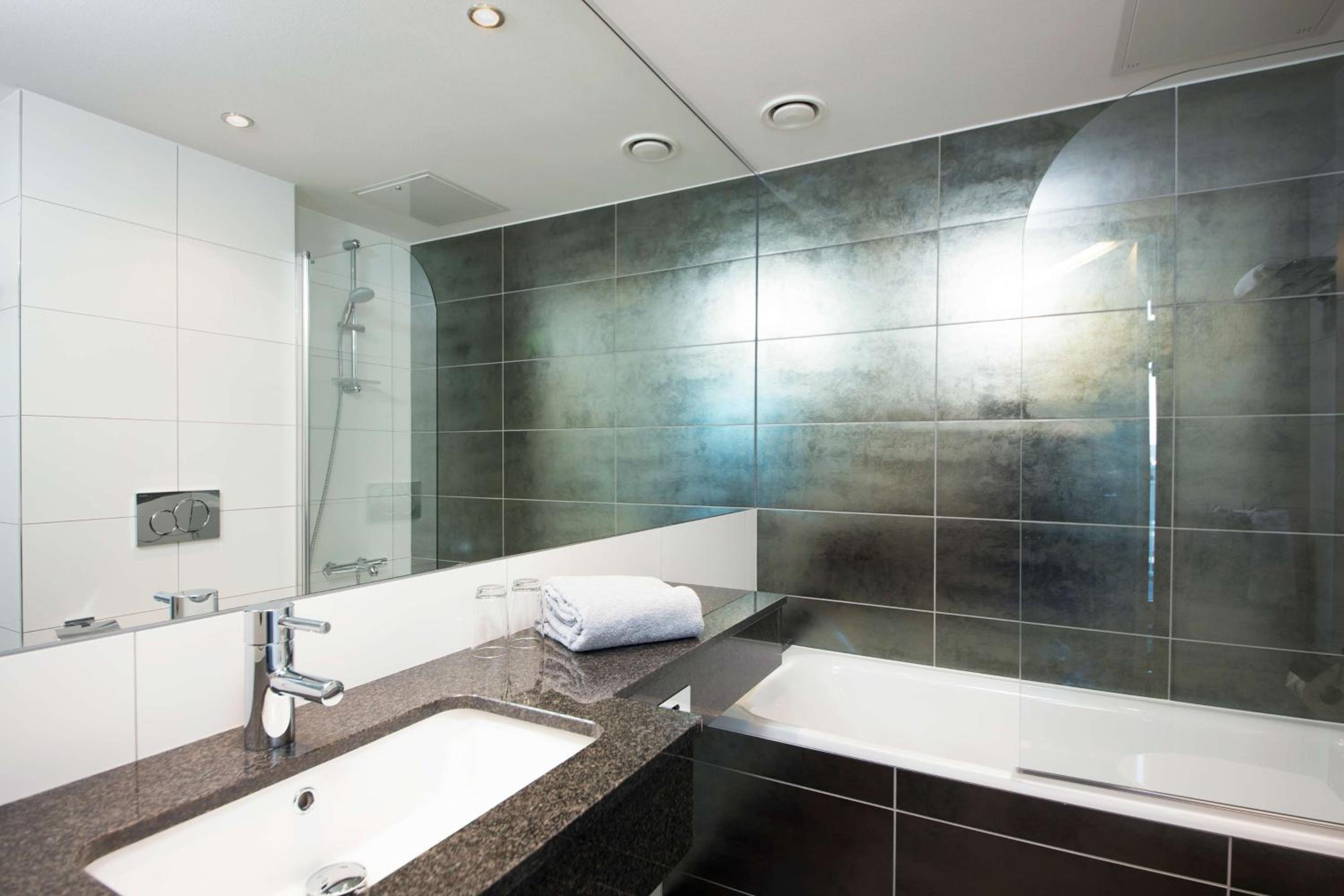 Standard Double Room thumbnail 5