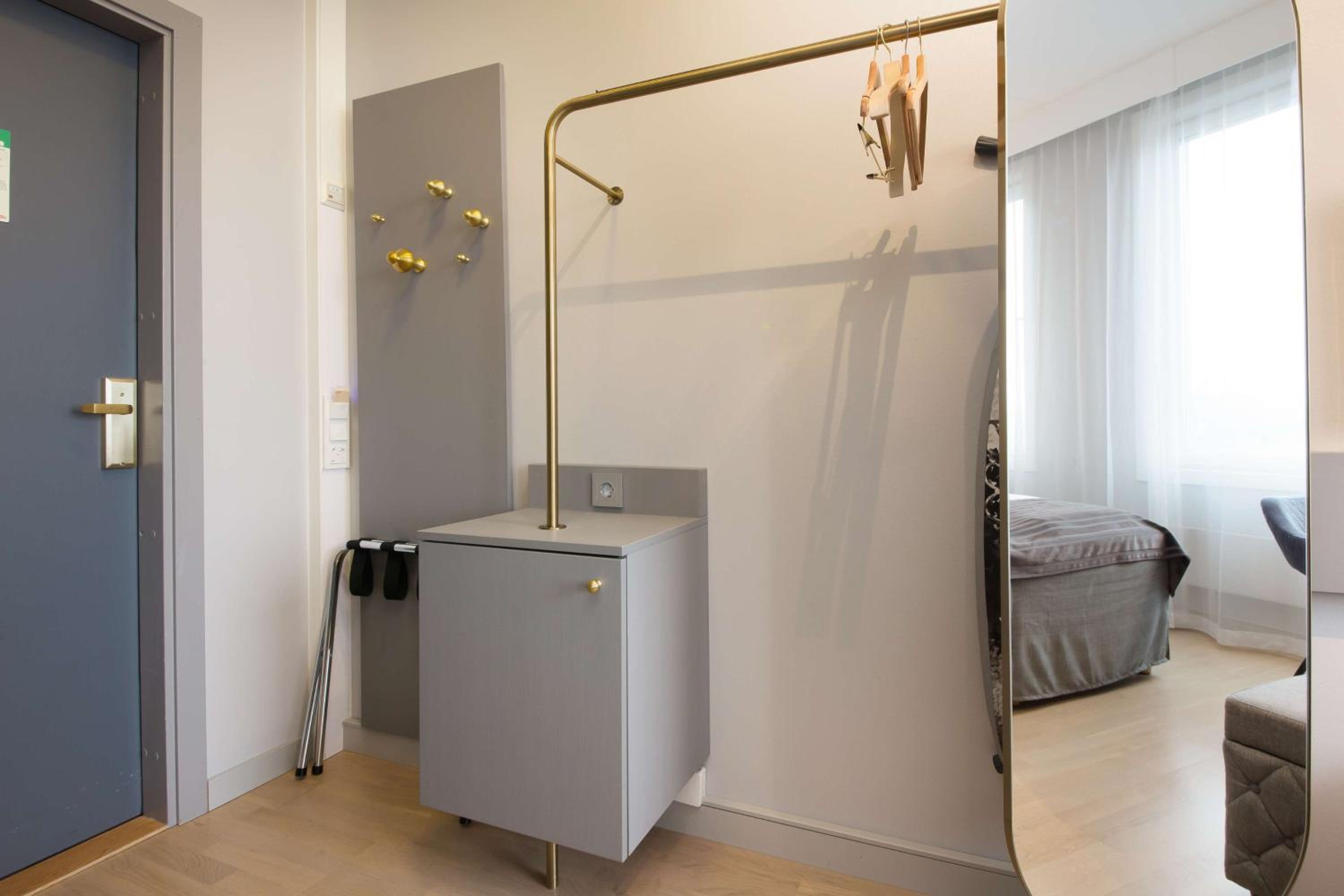 Standard Twin Room thumbnail 6