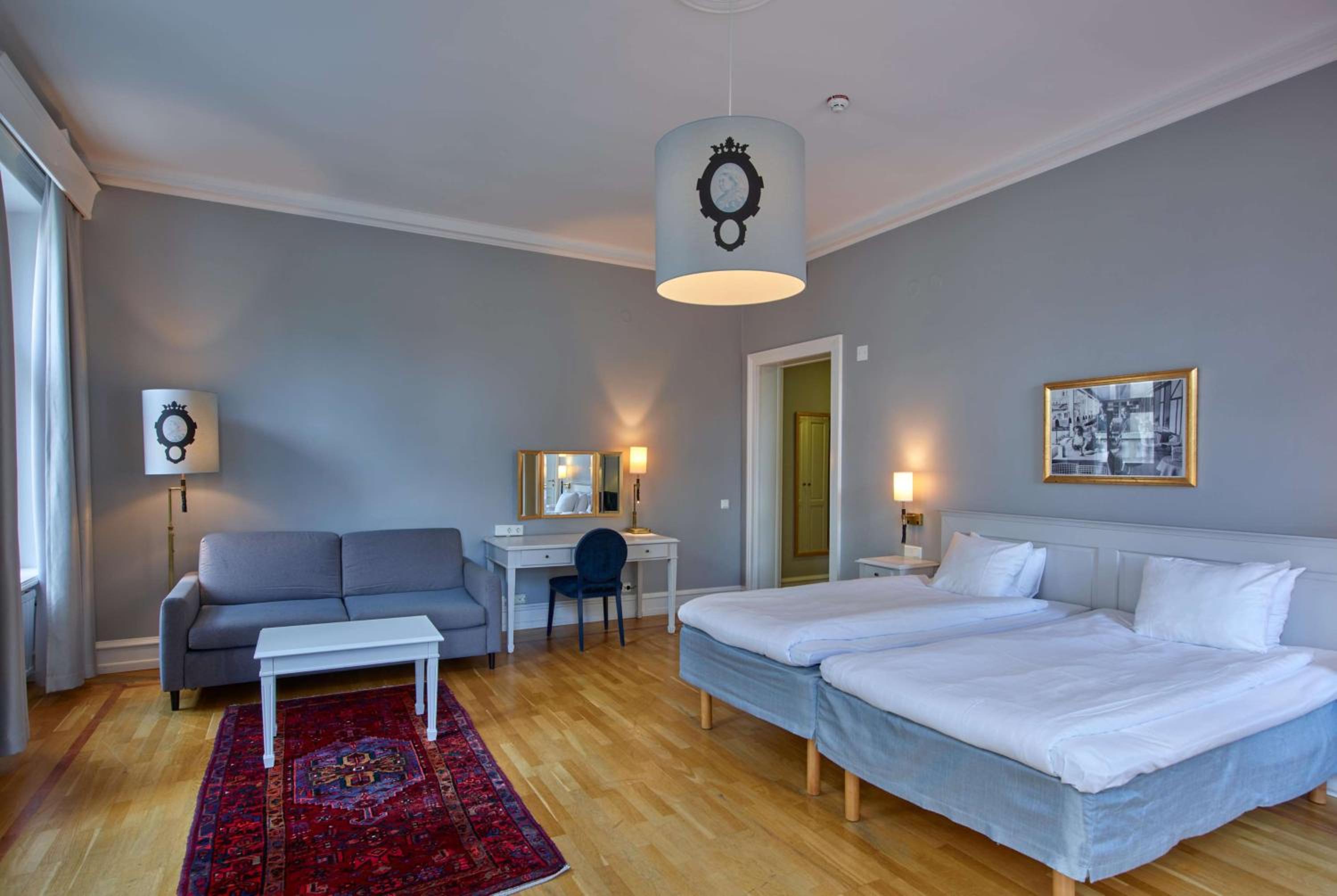 Superior Family Room - Photo 1