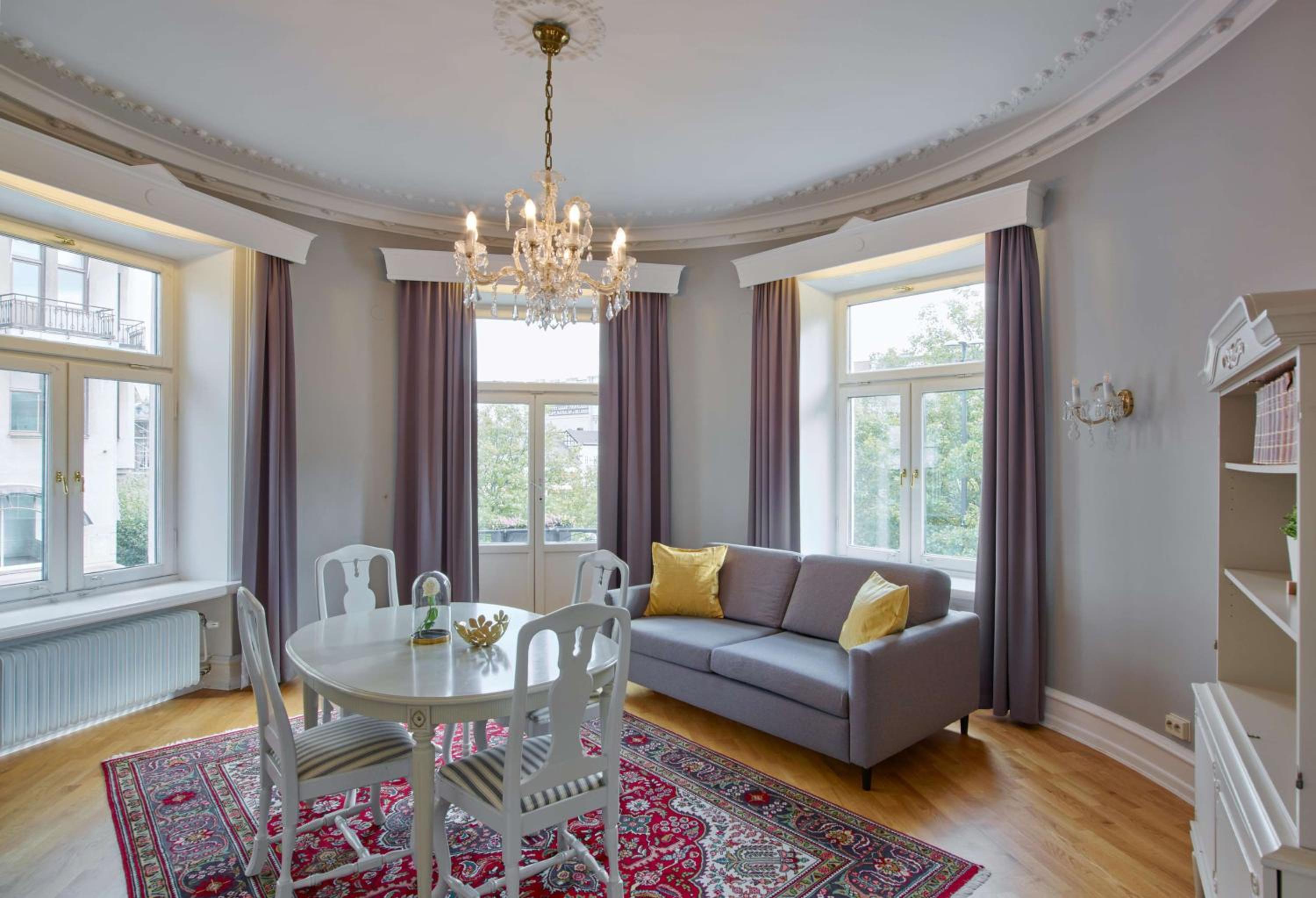Superior Family Room - Photo 8
