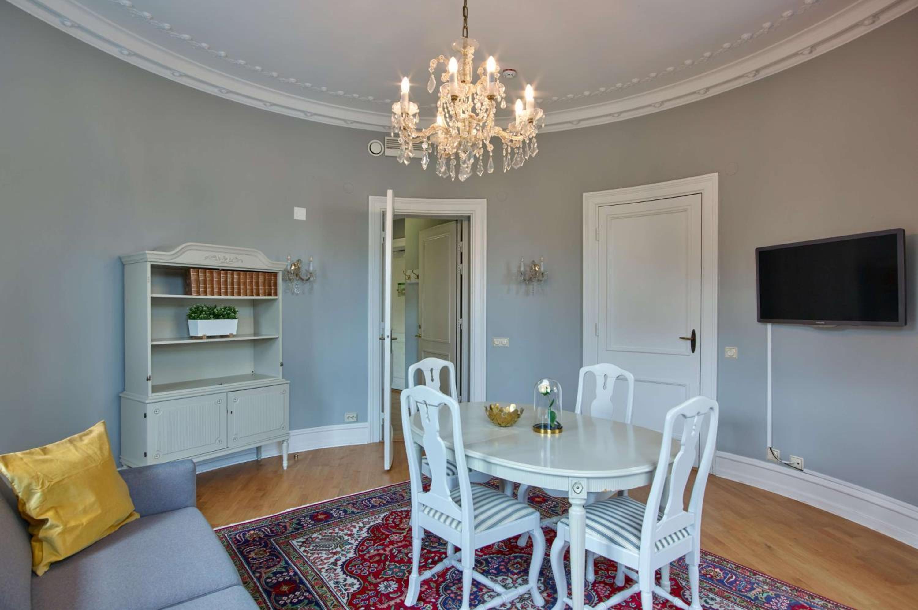 Superior Family Room - Photo 9