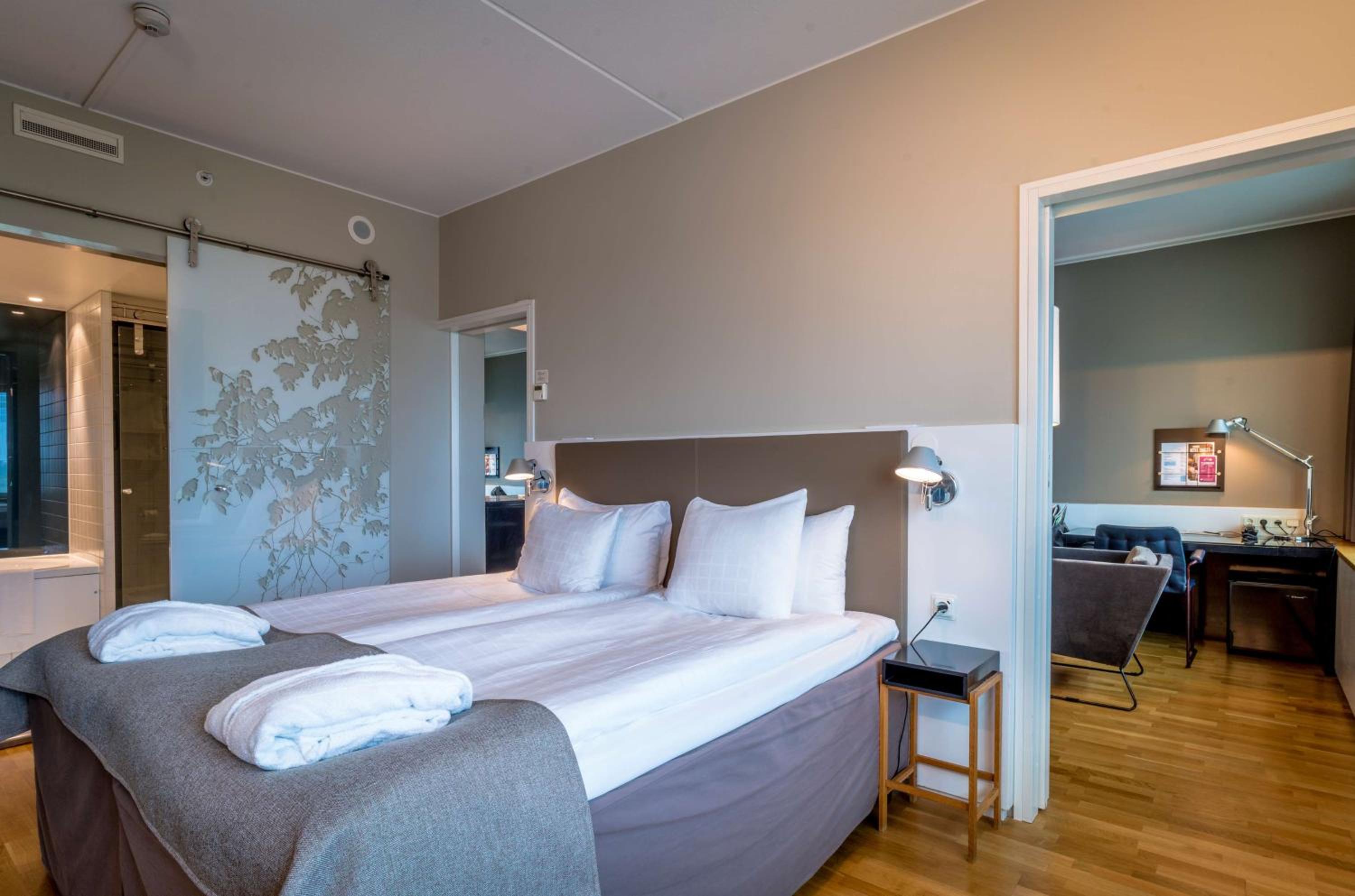 Suite - Photo 3