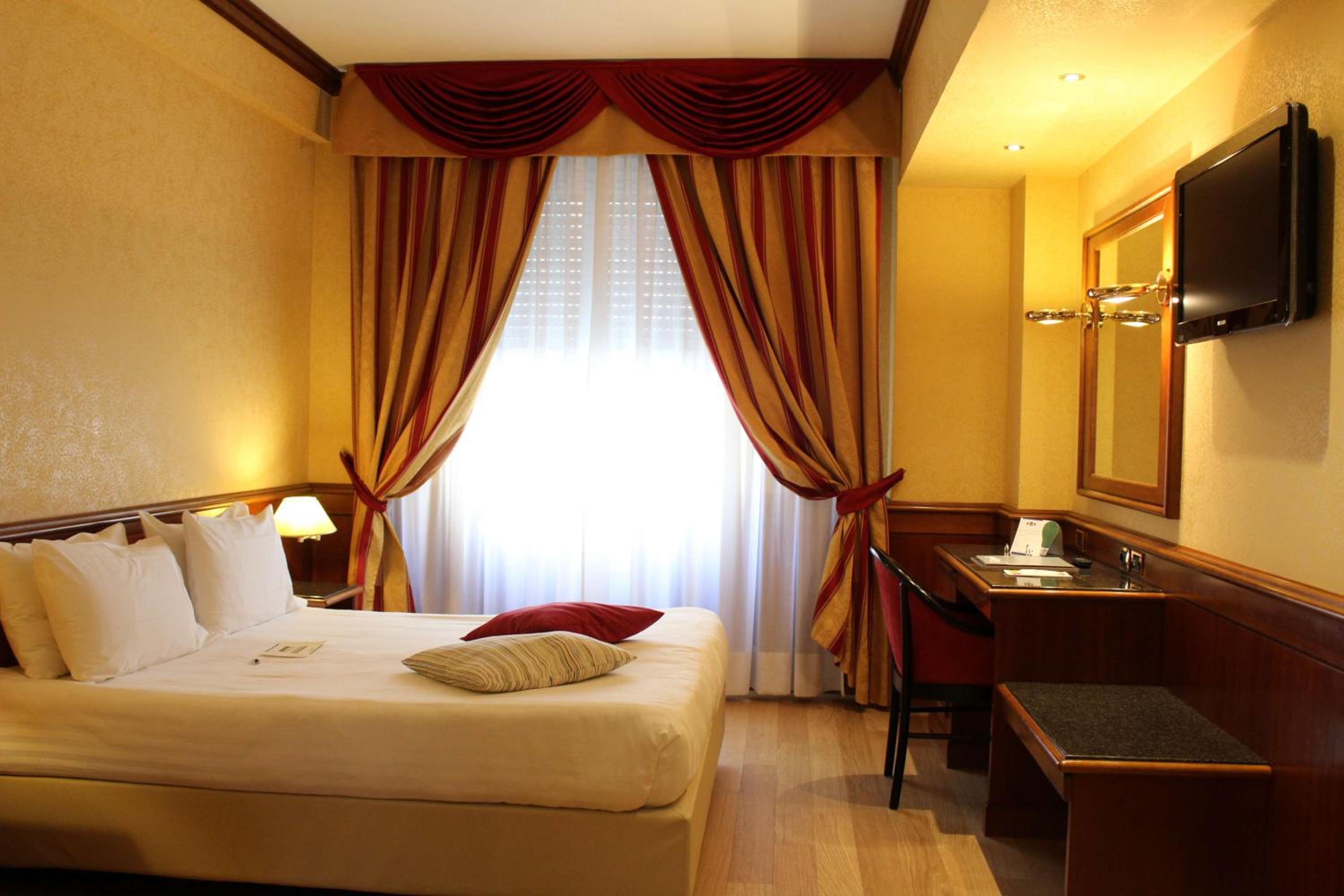 Standard Queen Room - Photo 11