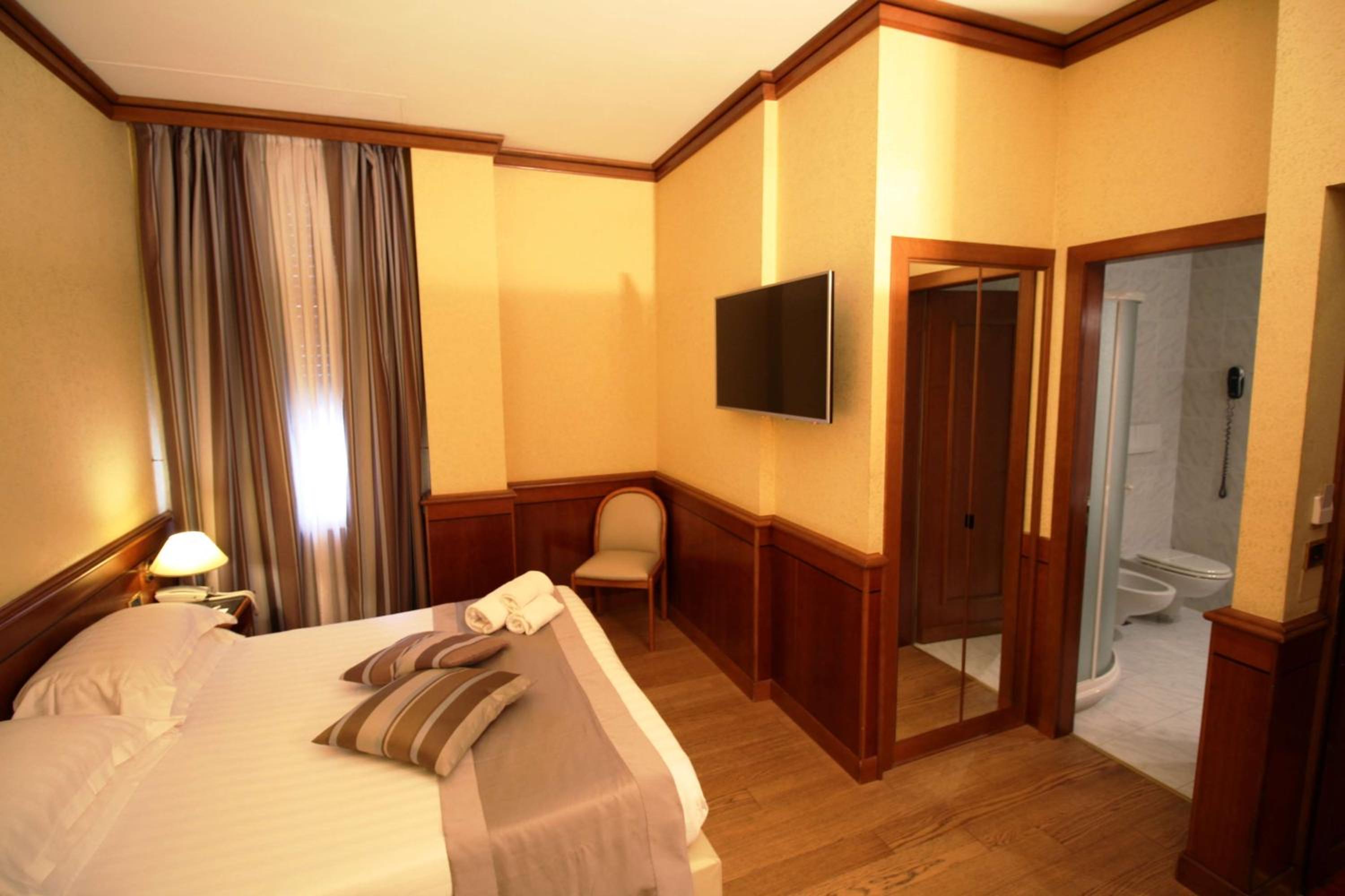 Standard Queen Room - Photo 2