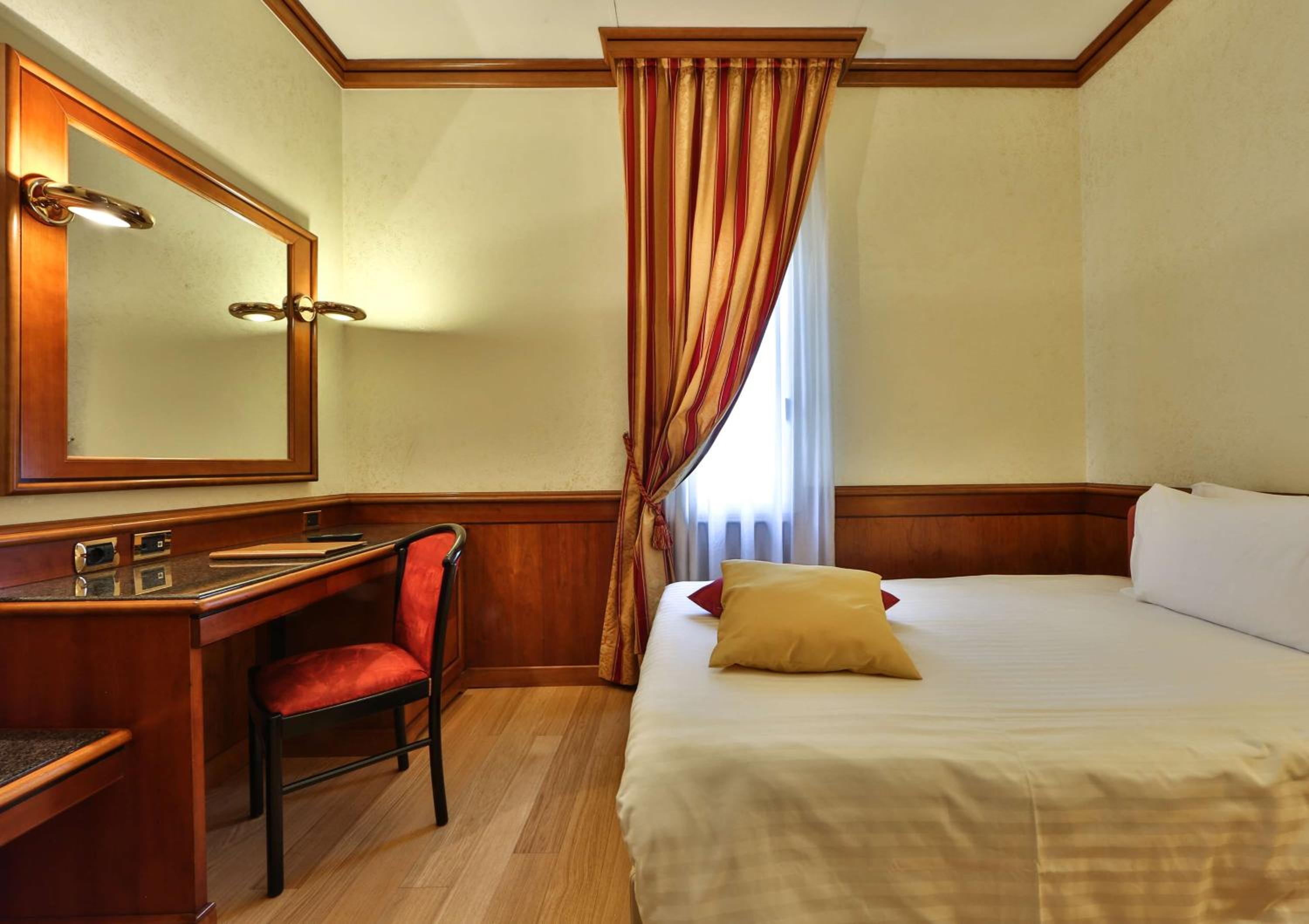 Small Double Room with French Bed - Photo 6