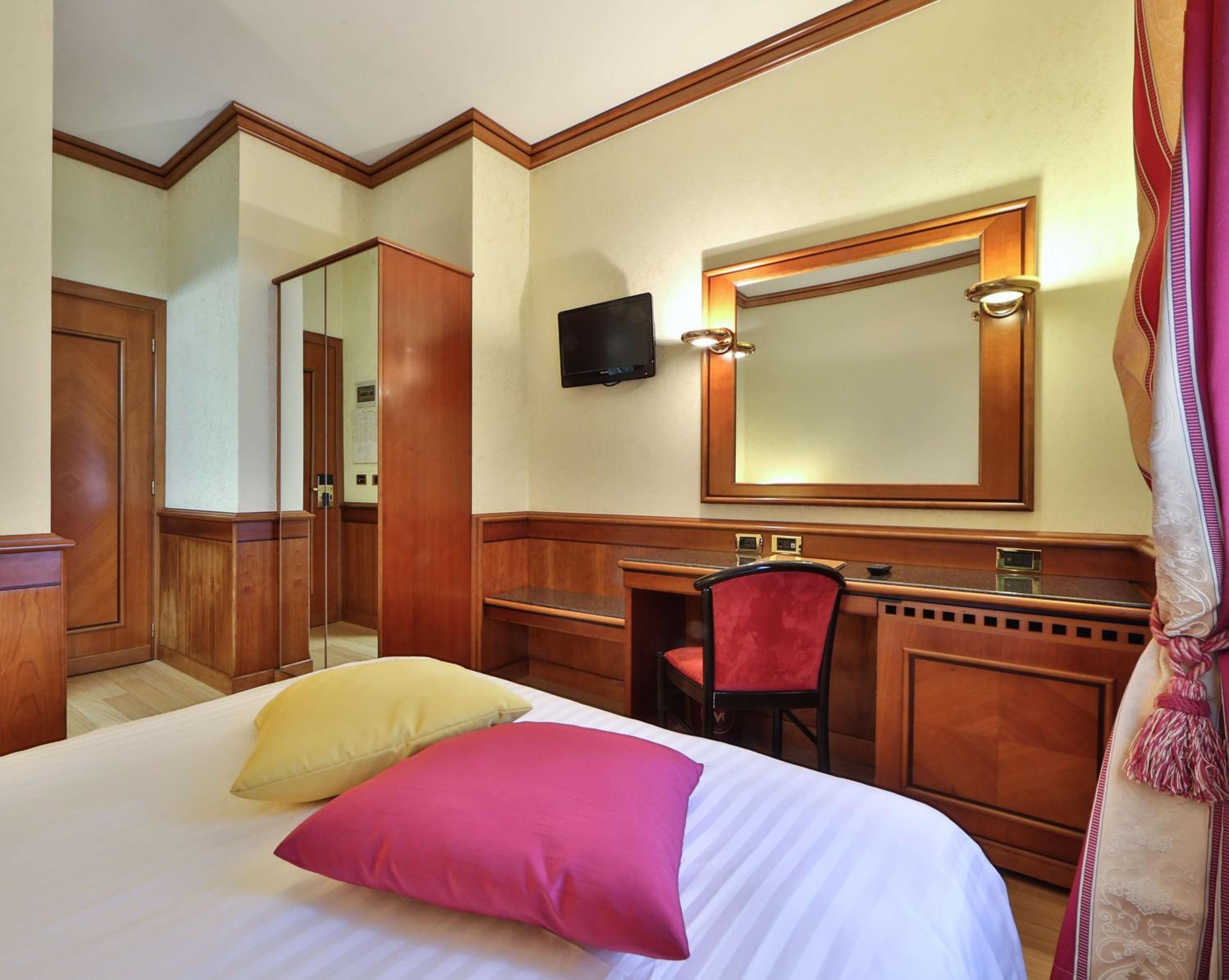 Small Double Room with French Bed - Photo 1