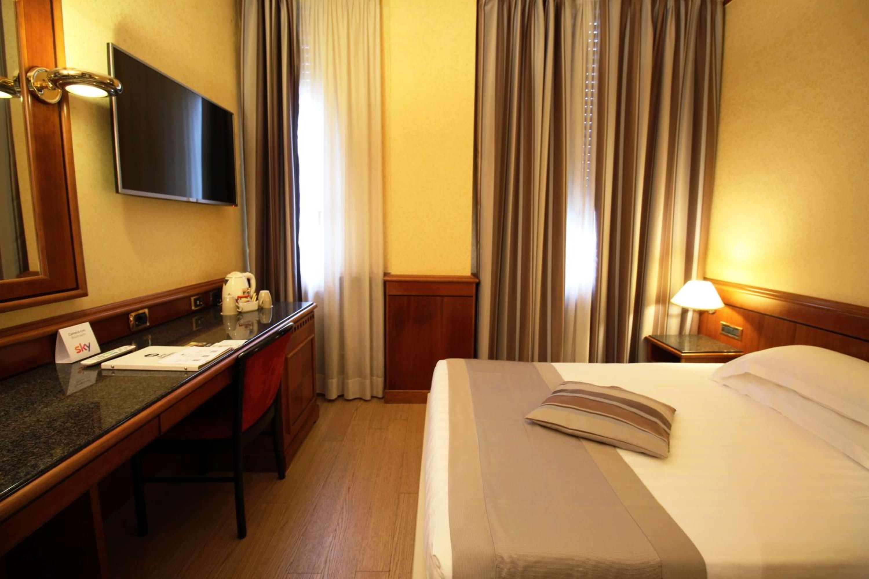 Small Double Room with French Bed - Photo 9