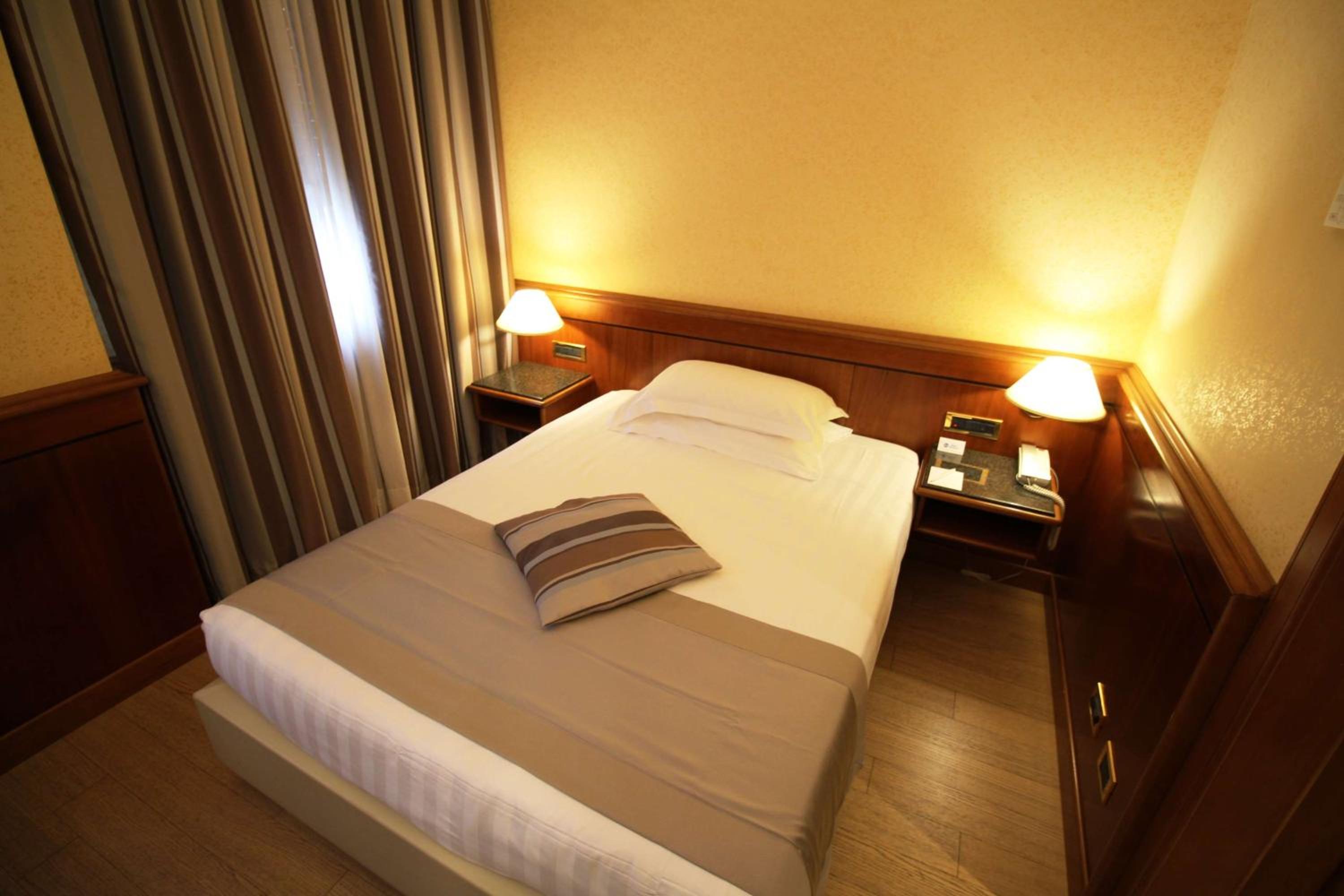 Small Double Room with French Bed - Photo 10