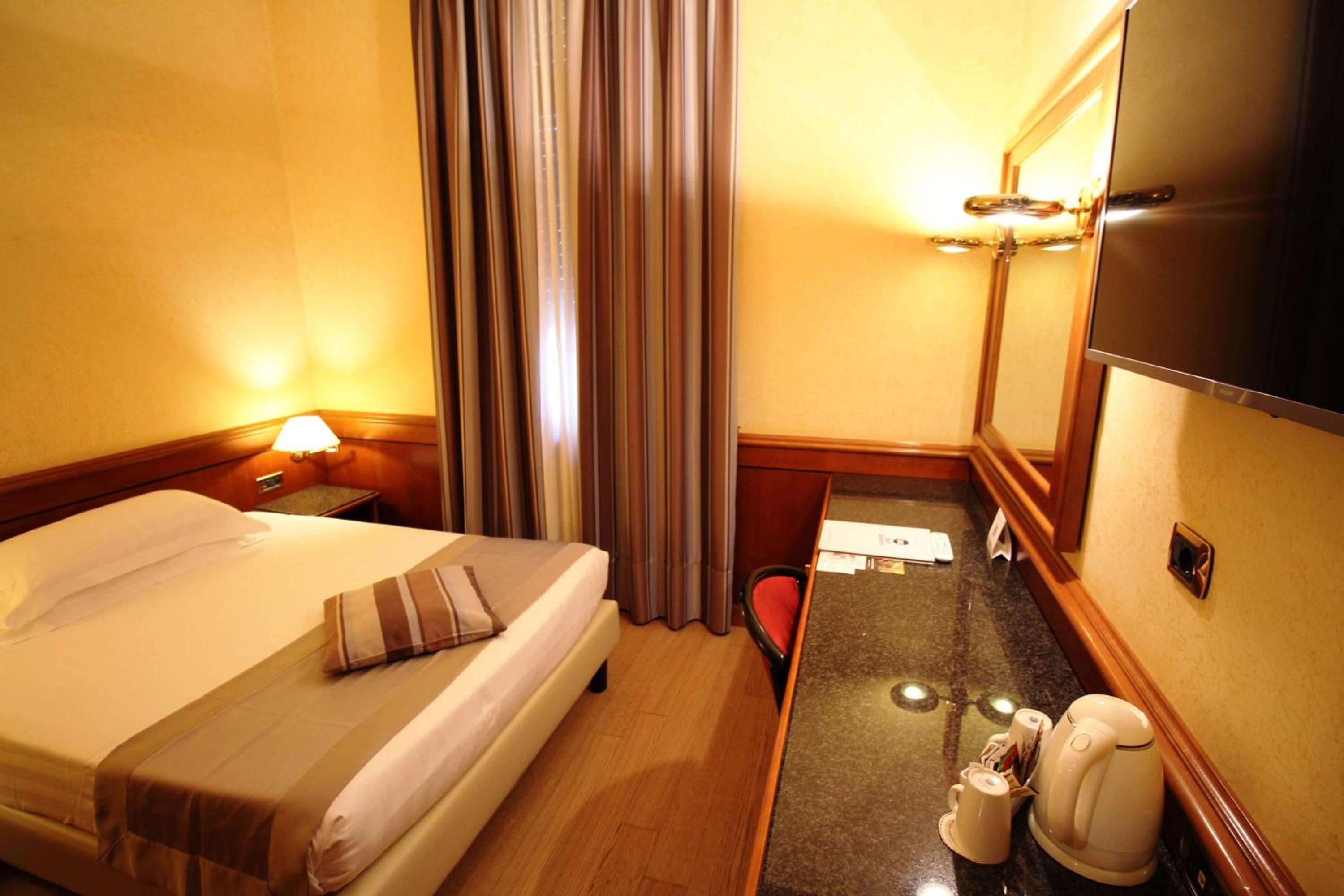 Small Double Room with French Bed - Photo 8