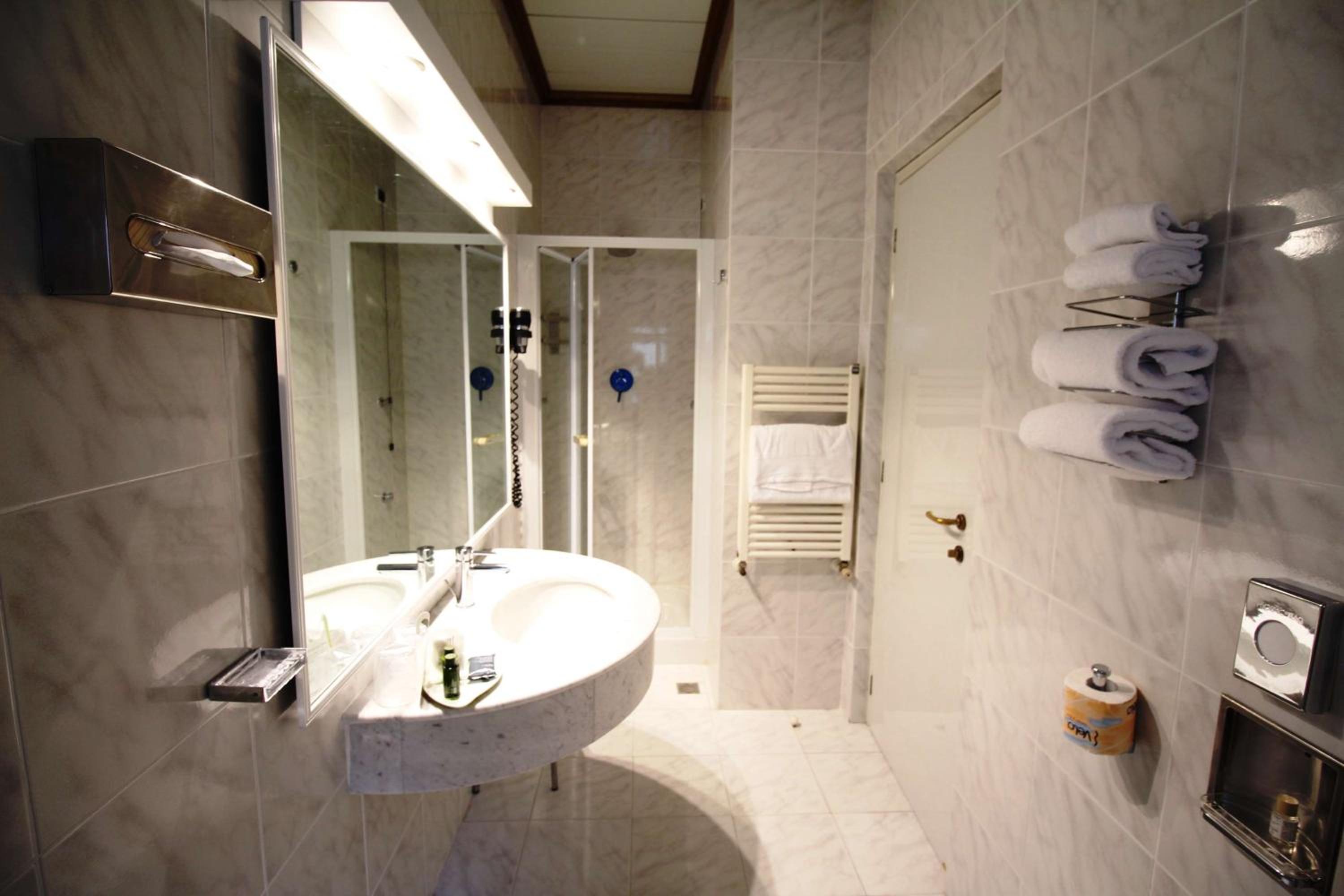Small Double Room with French Bed - Photo 7