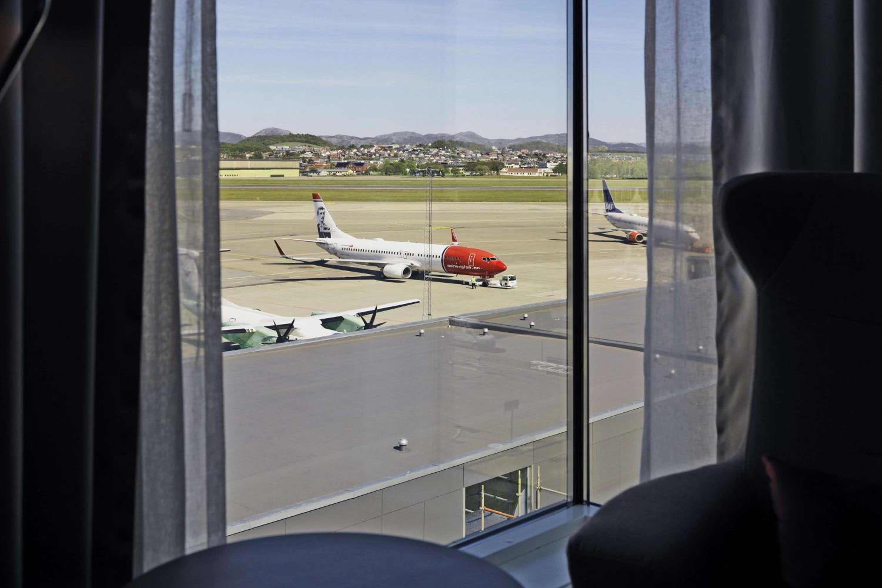 Superior King Room with Airport View - Photo 4