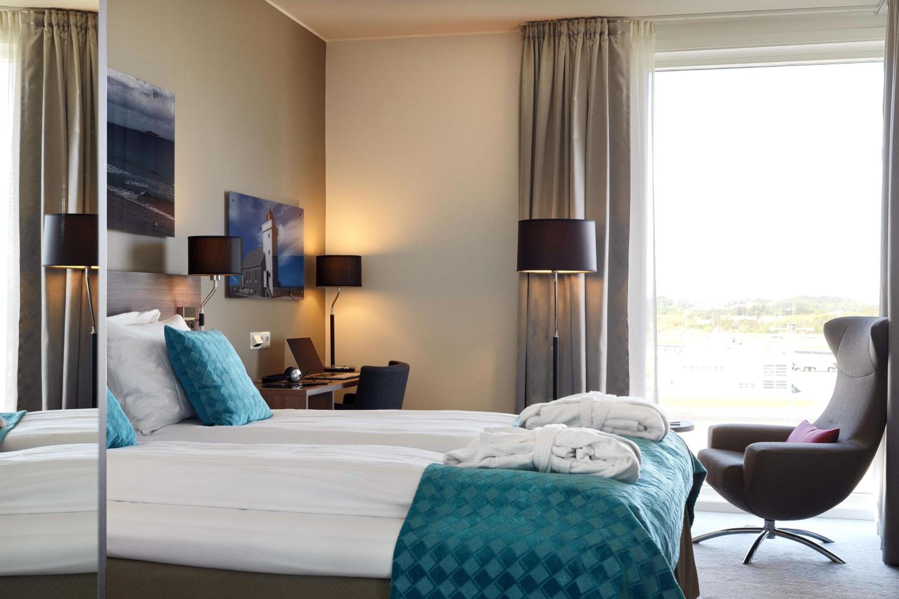Superior King Room with Airport View - Photo 1