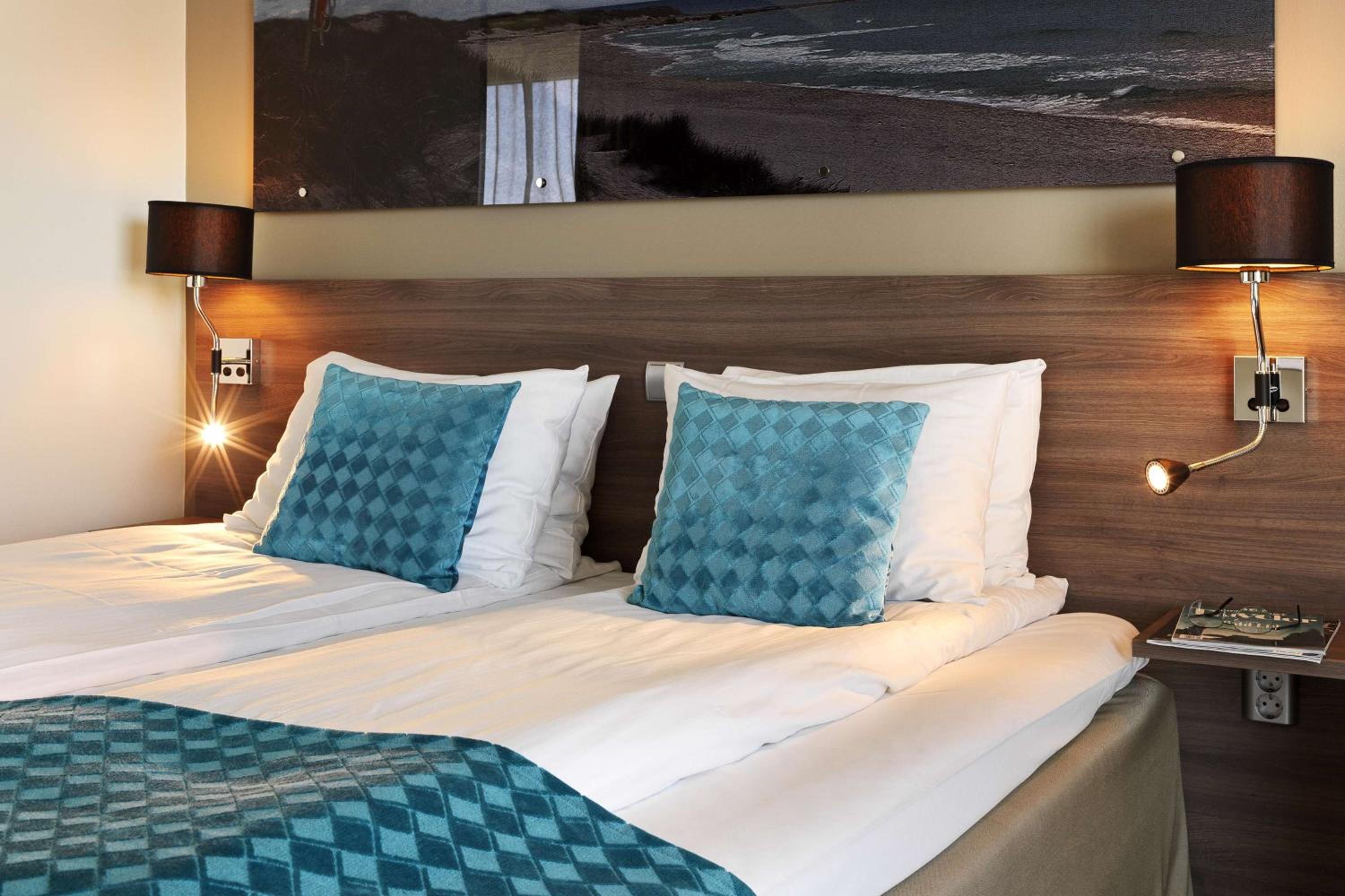 Superior King Room with Airport View - Photo 3