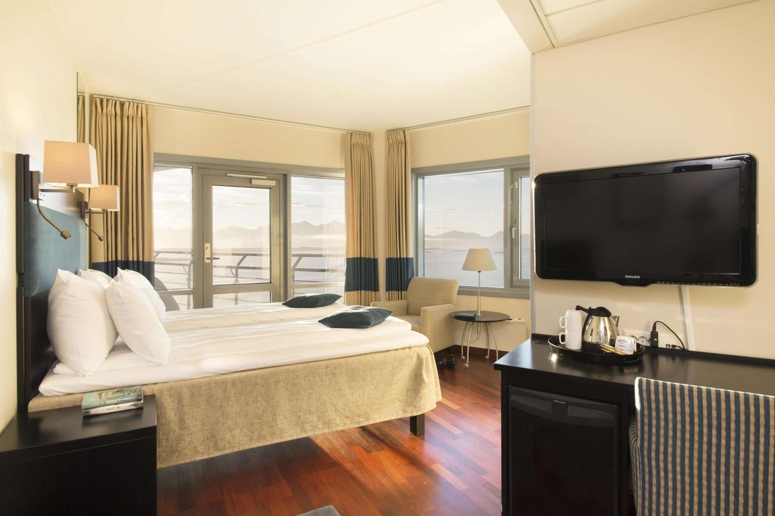 Superior King Room with Balcony - Photo 4