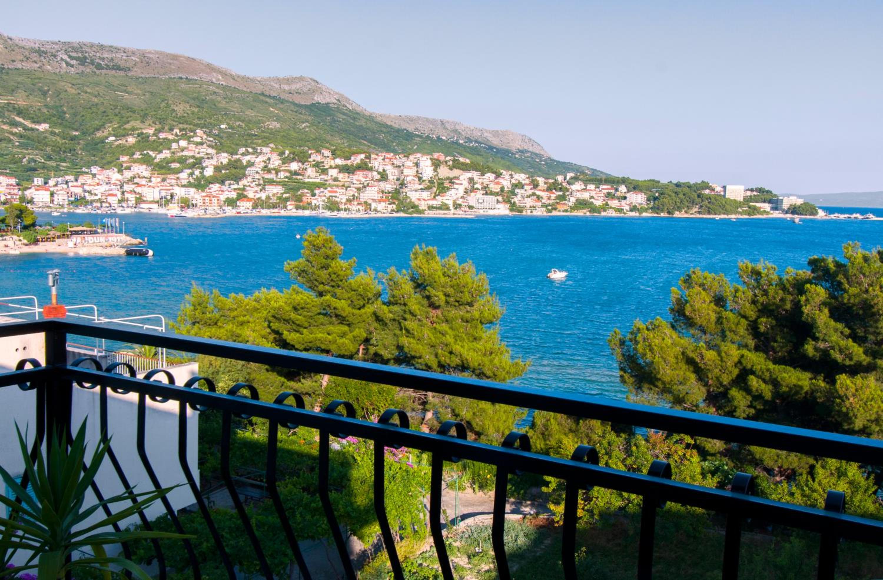 One-Bedroom Apartment with Balcony and Sea View photo 3