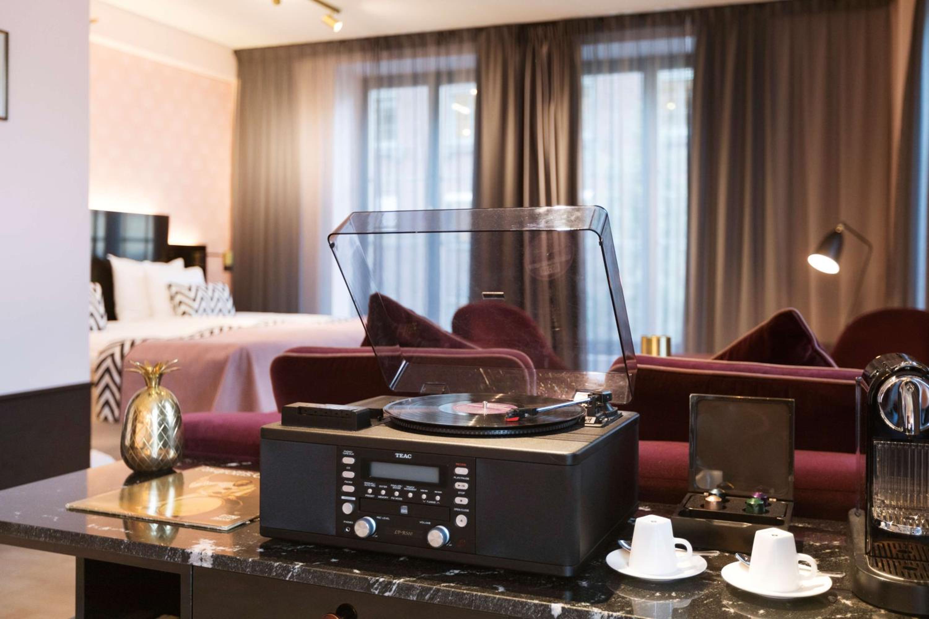 Junior Suite with City View - Photo 9