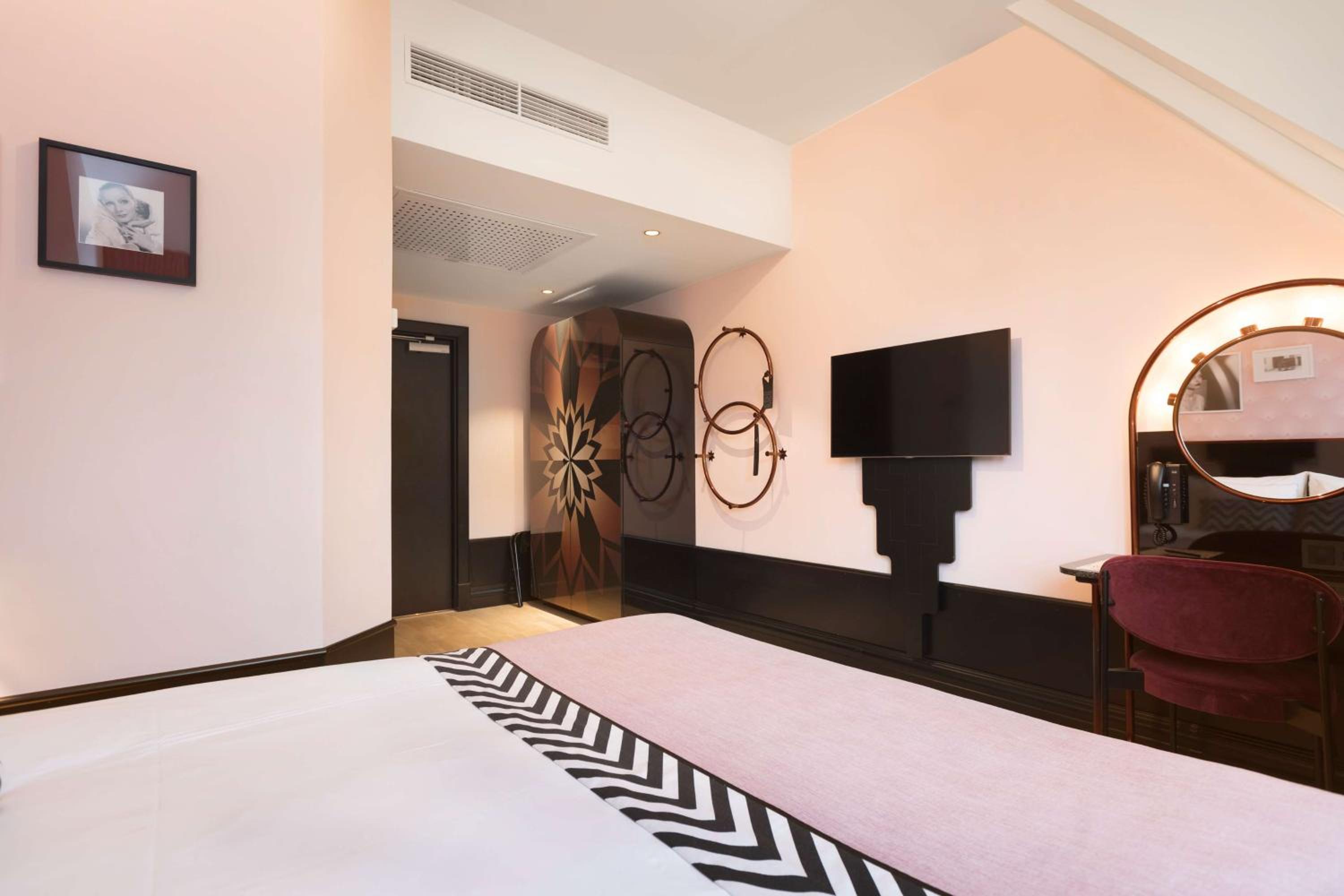Large Double Room - Photo 17