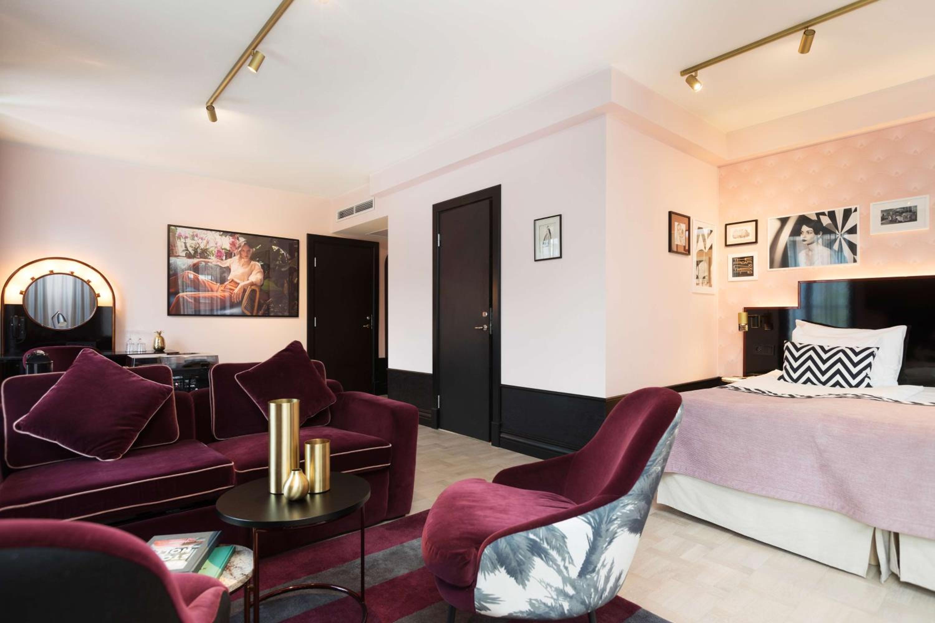Junior Suite with City View - Photo 10