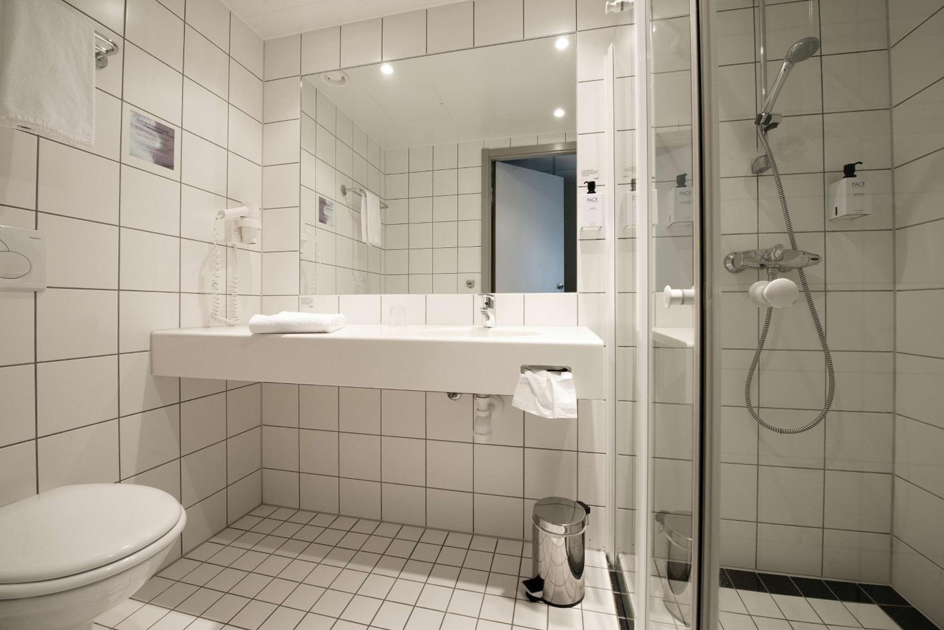 Standard Twin Room - Photo 3