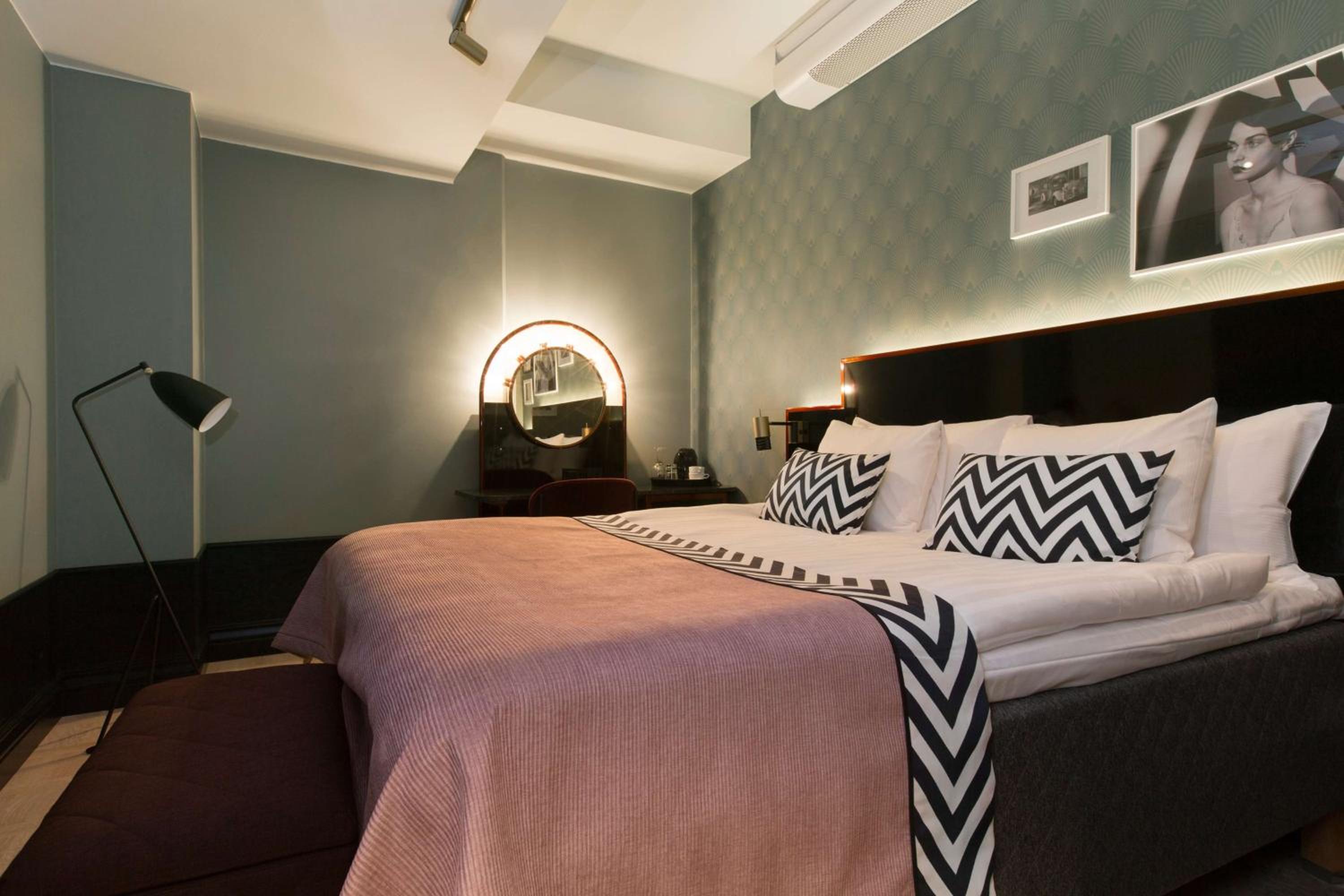 Classic Double Room without Window - Photo 14