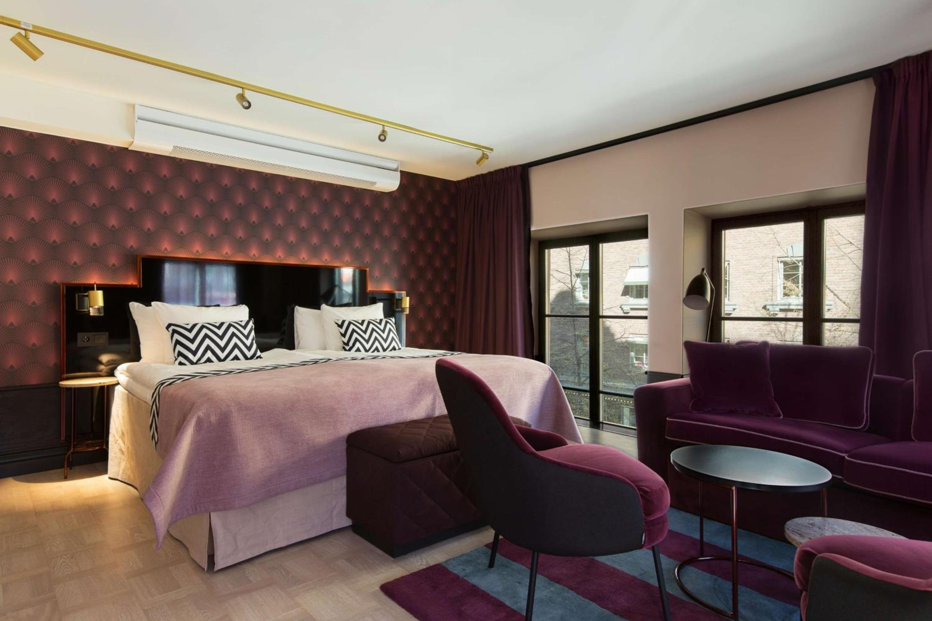 Junior Suite with City View thumbnail 6