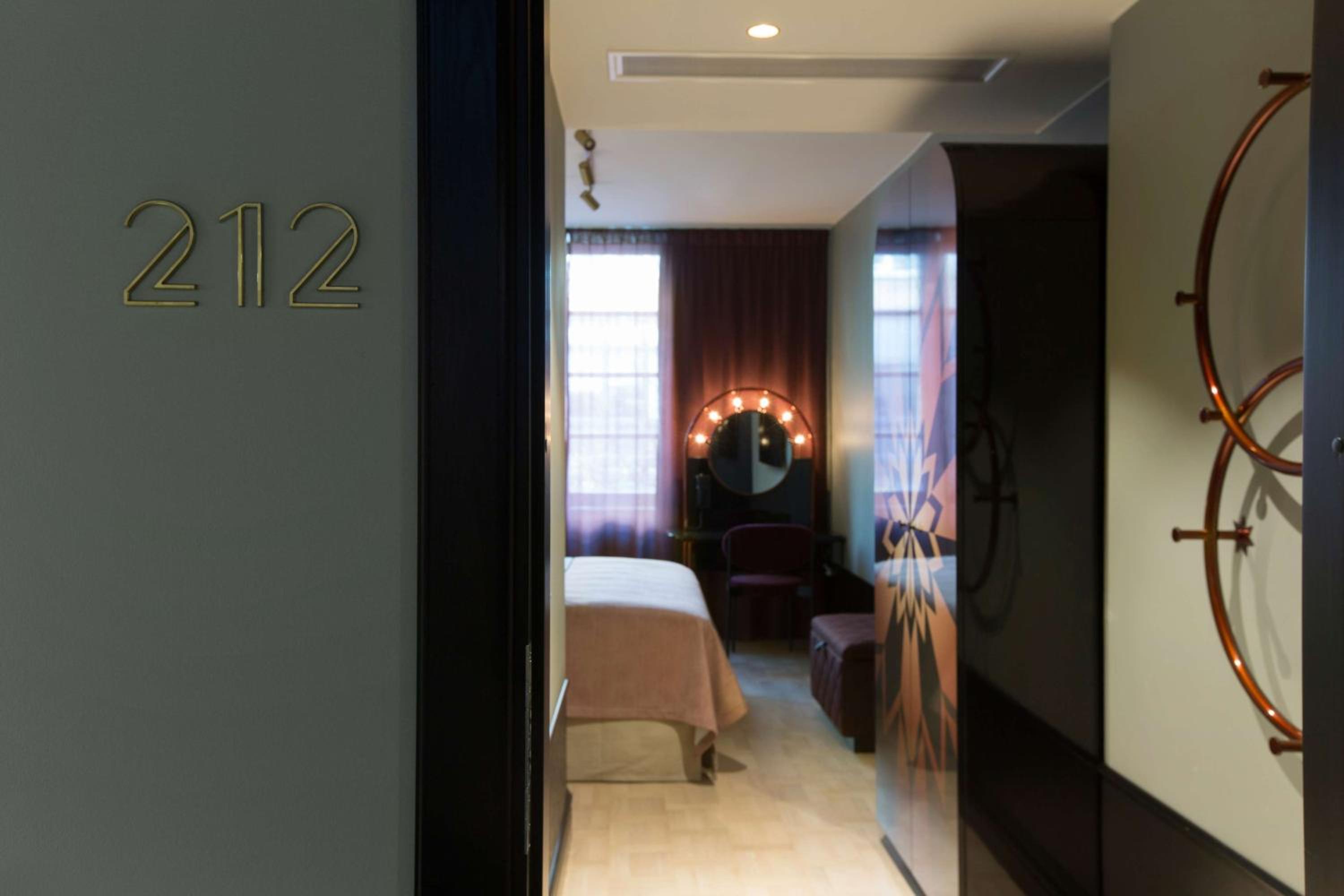 Large Double Room thumbnail 6