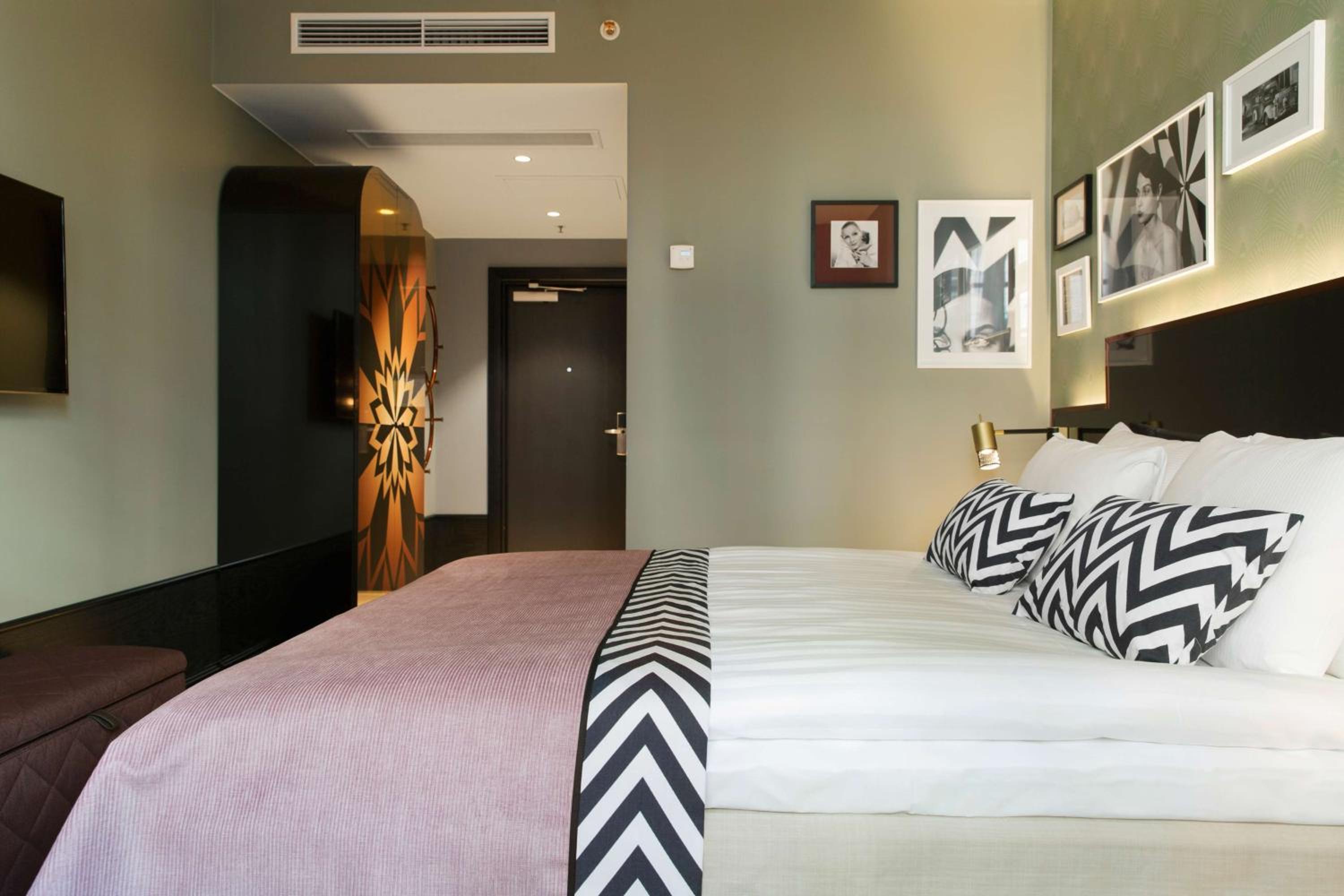 Large Double Room - Photo 12