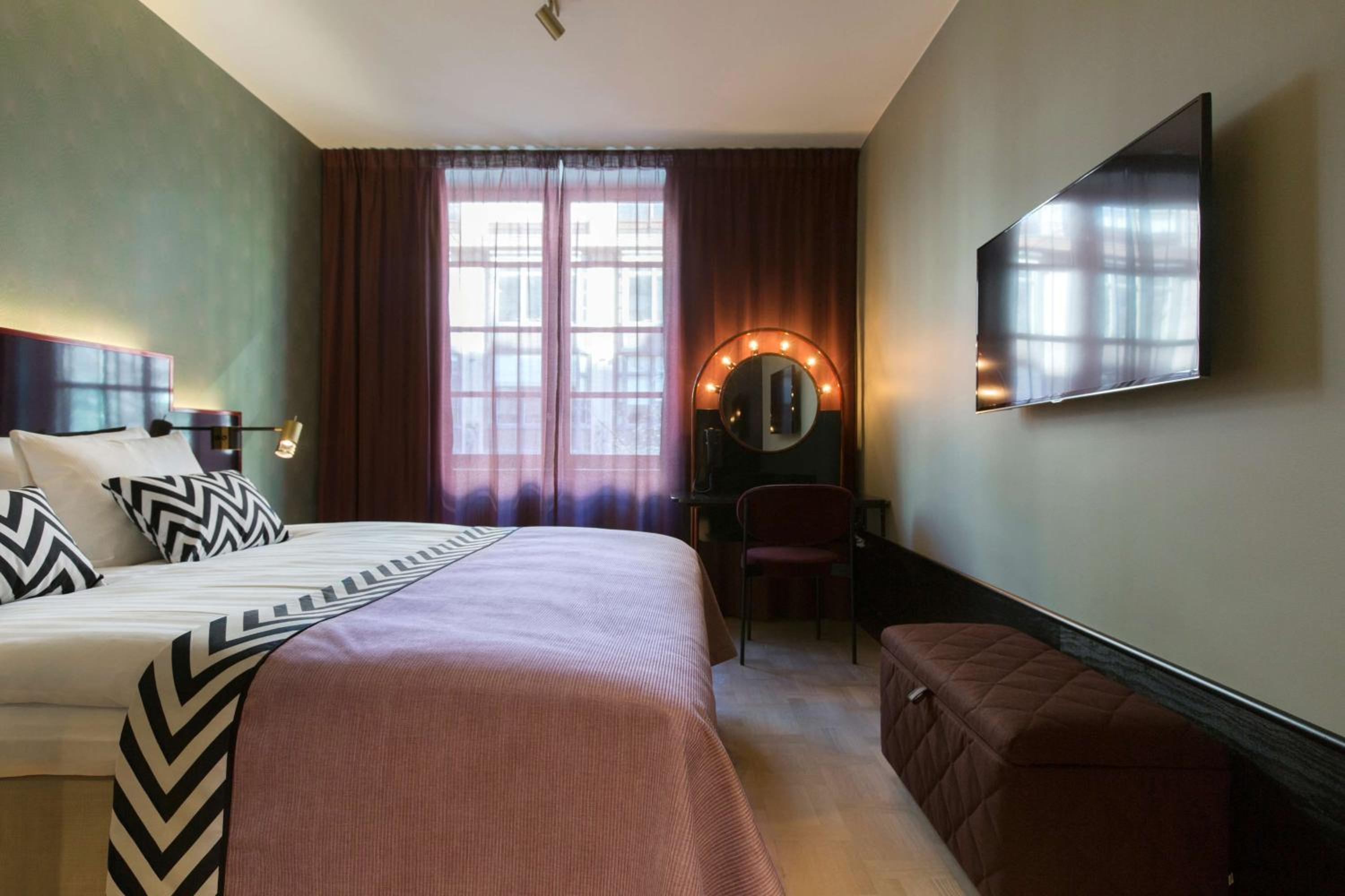 Large Double Room thumbnail 5