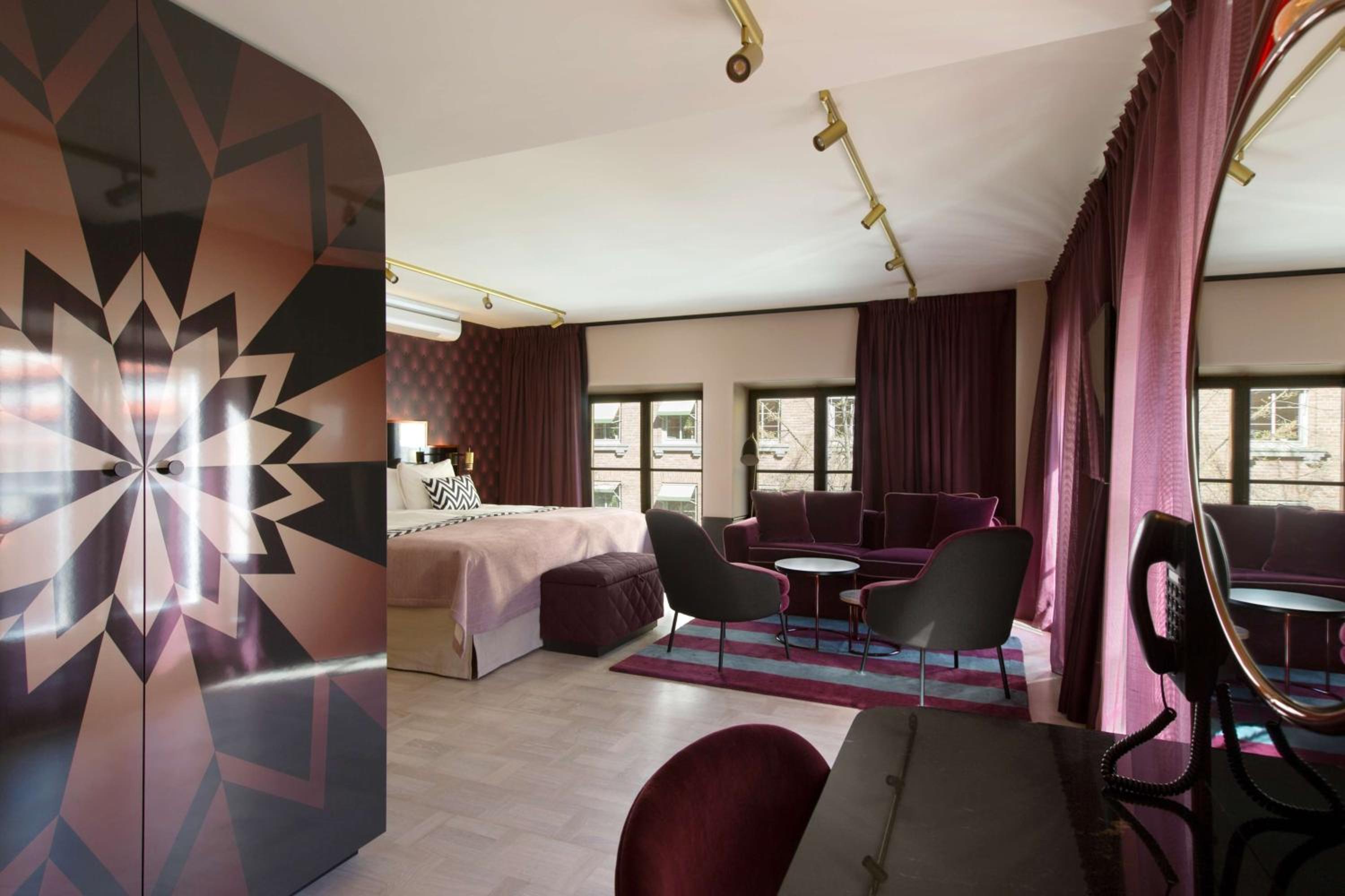 Junior Suite with City View - Photo 7