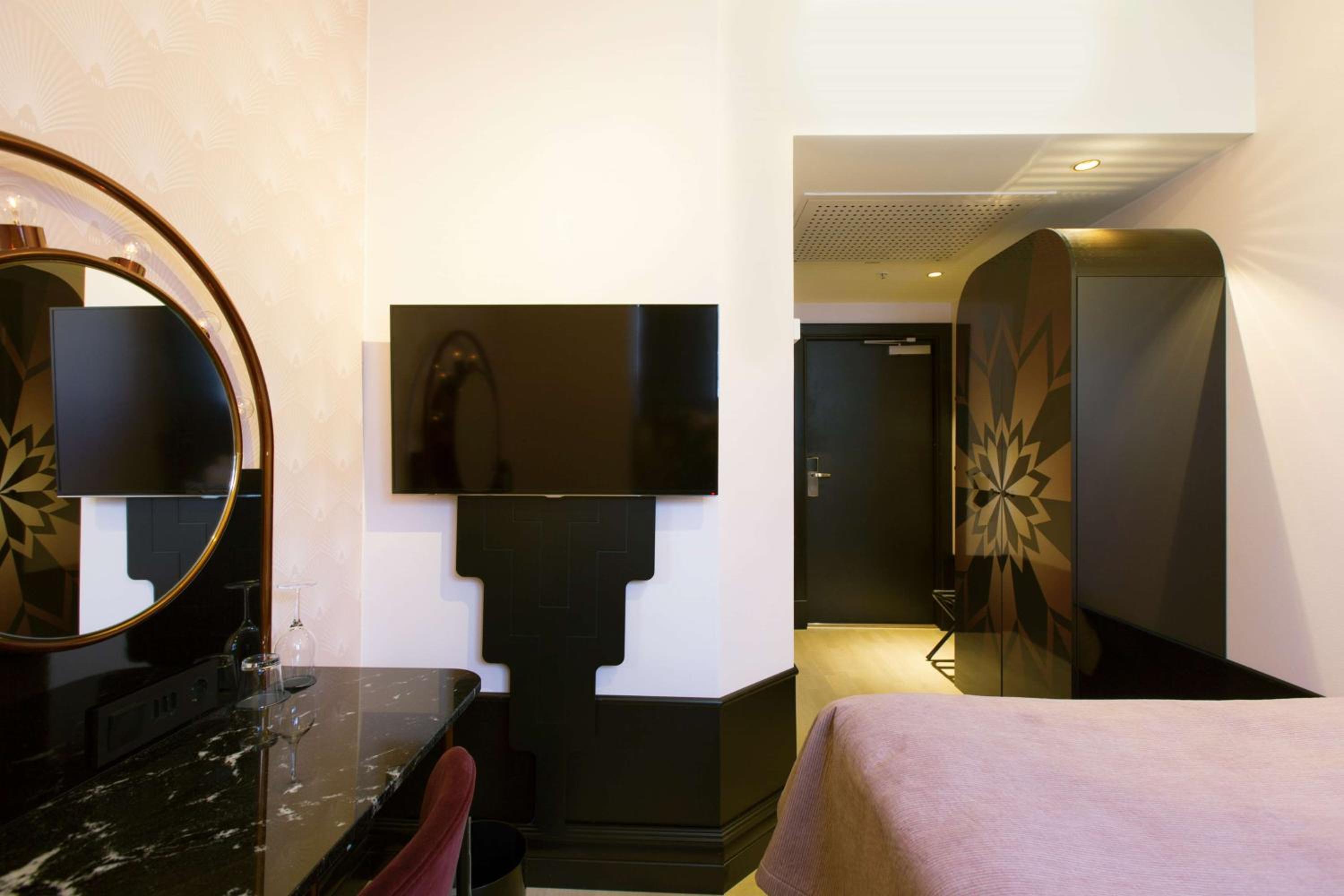 Classic Double Room thumbnail 6