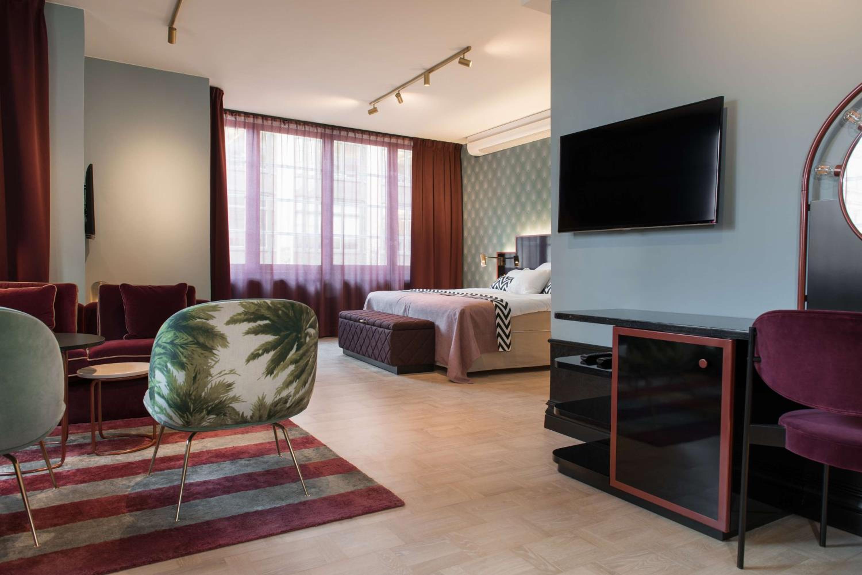 Junior Suite with City View - Photo 8