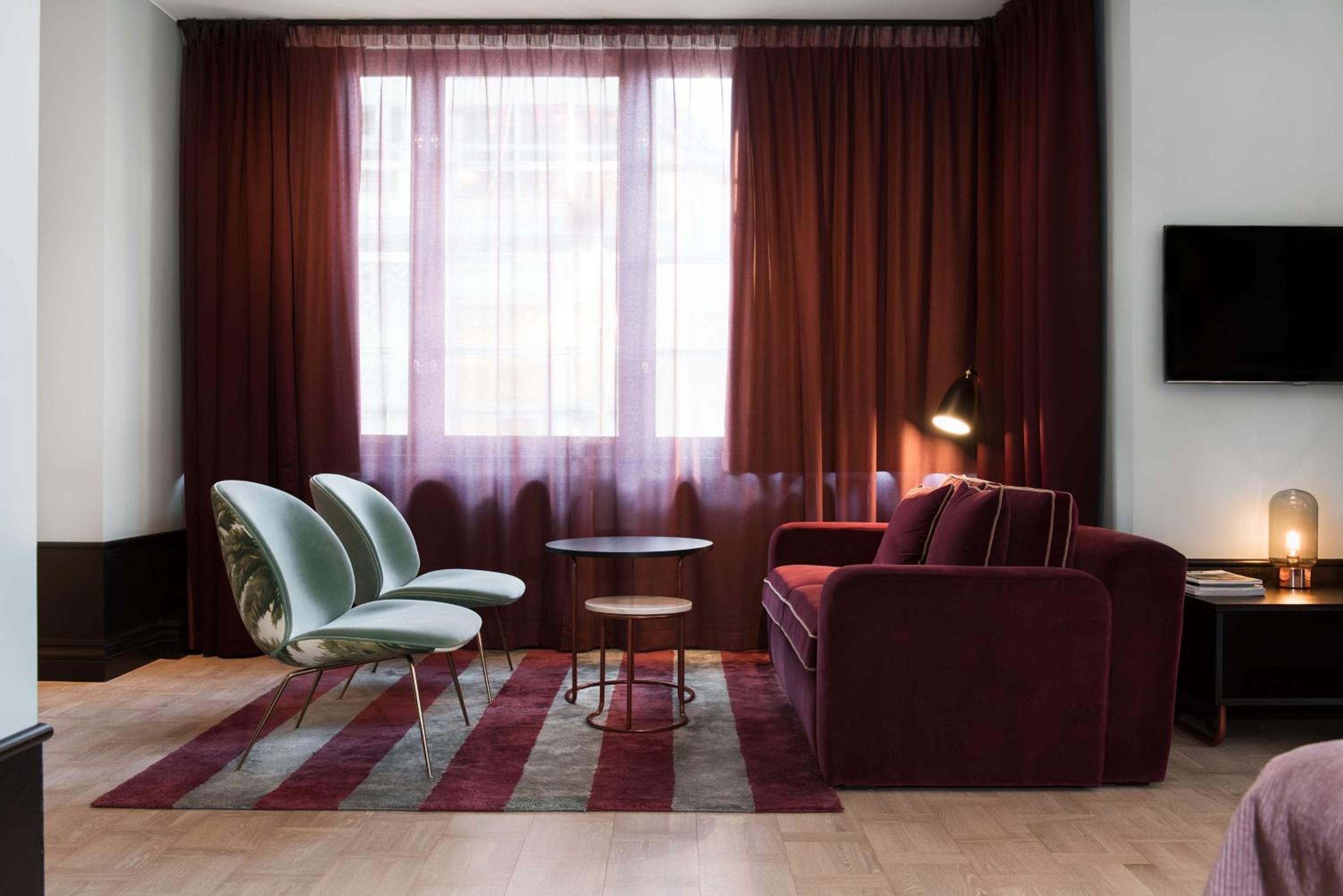 Junior Suite with City View - Photo 11