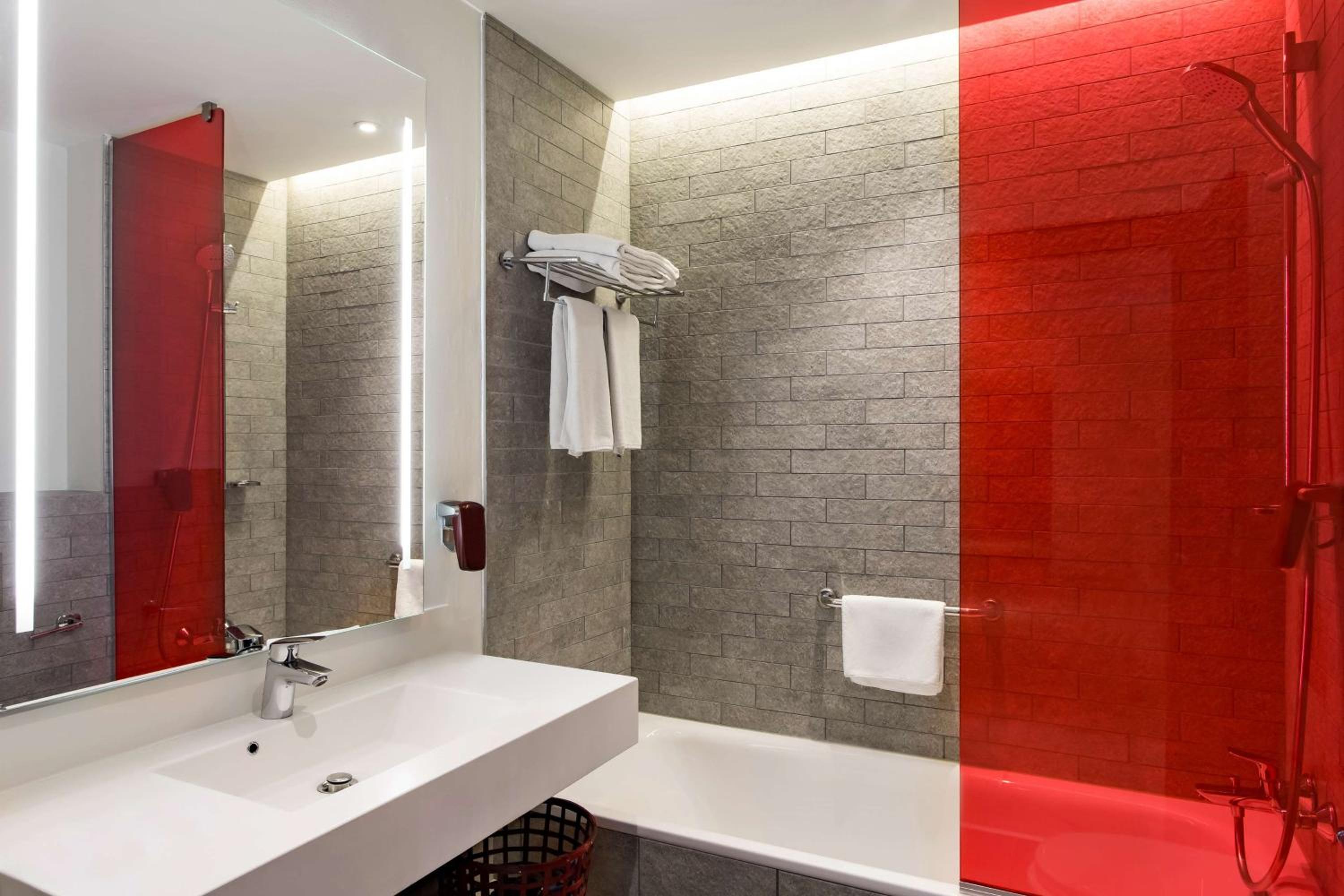Two-Bedroom Apartment with Balcony - Photo 7