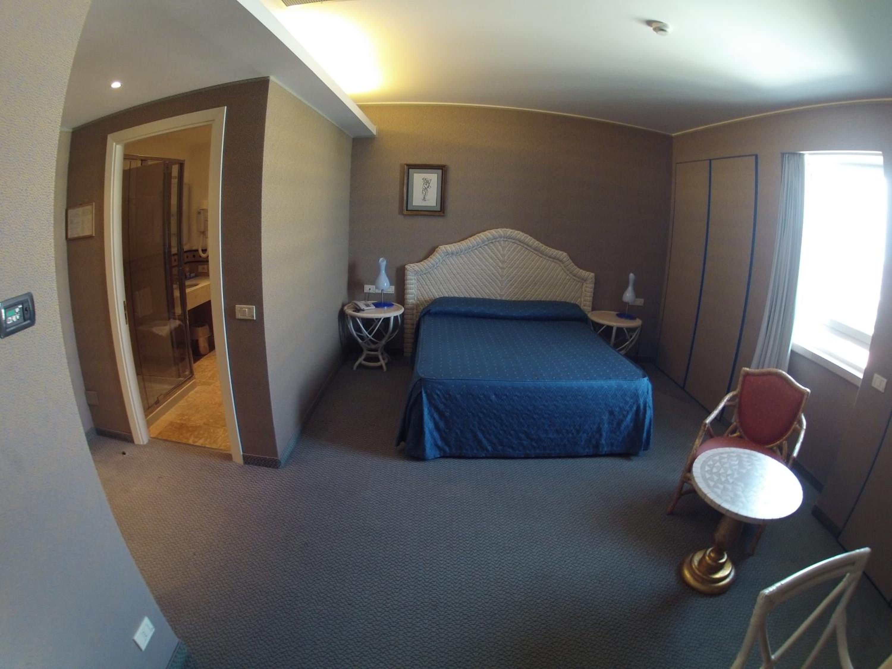 Double or Twin Room with Side Sea View - Photo 19