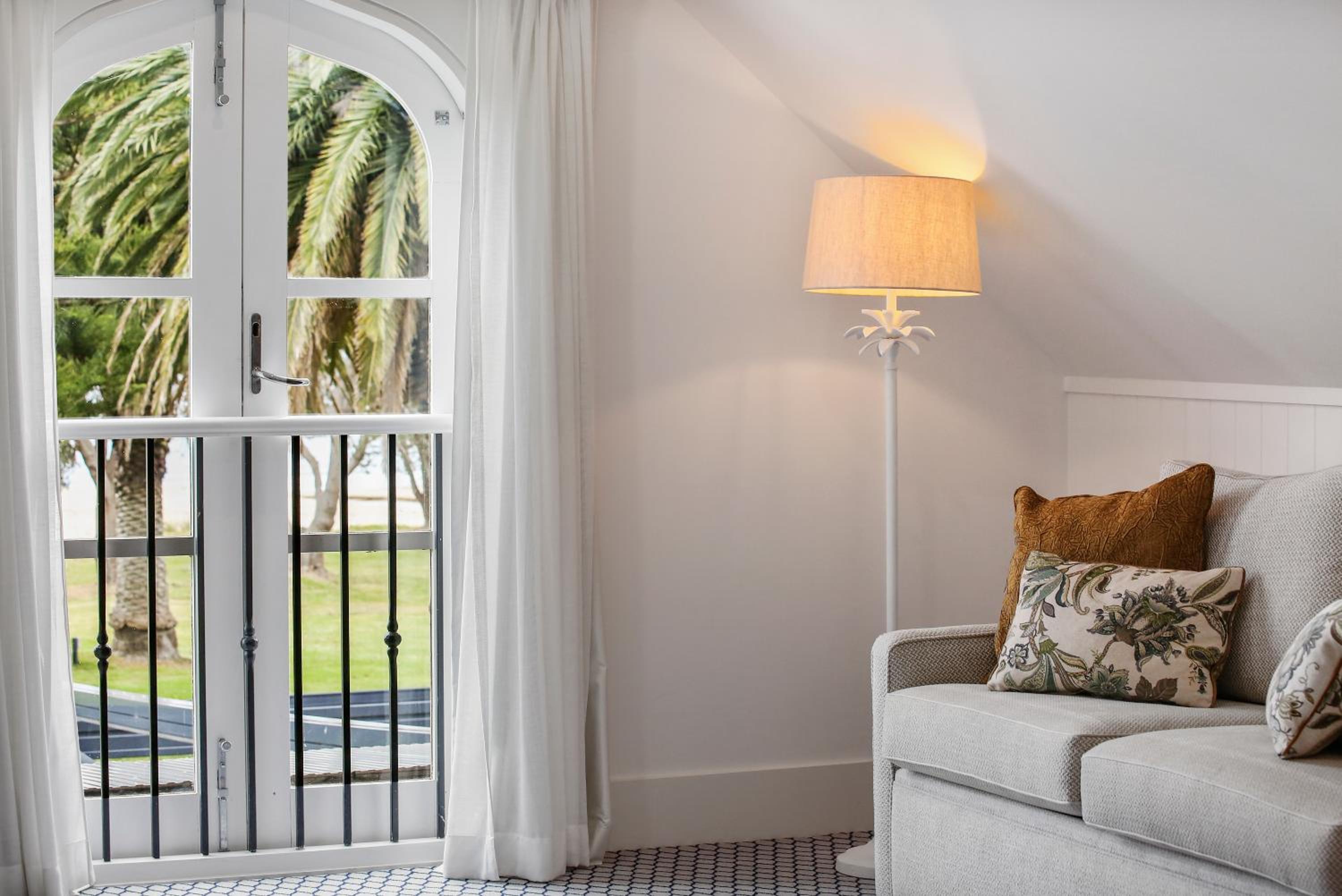 Deluxe Suite with Kitchenette and Ocean View - Photo 4