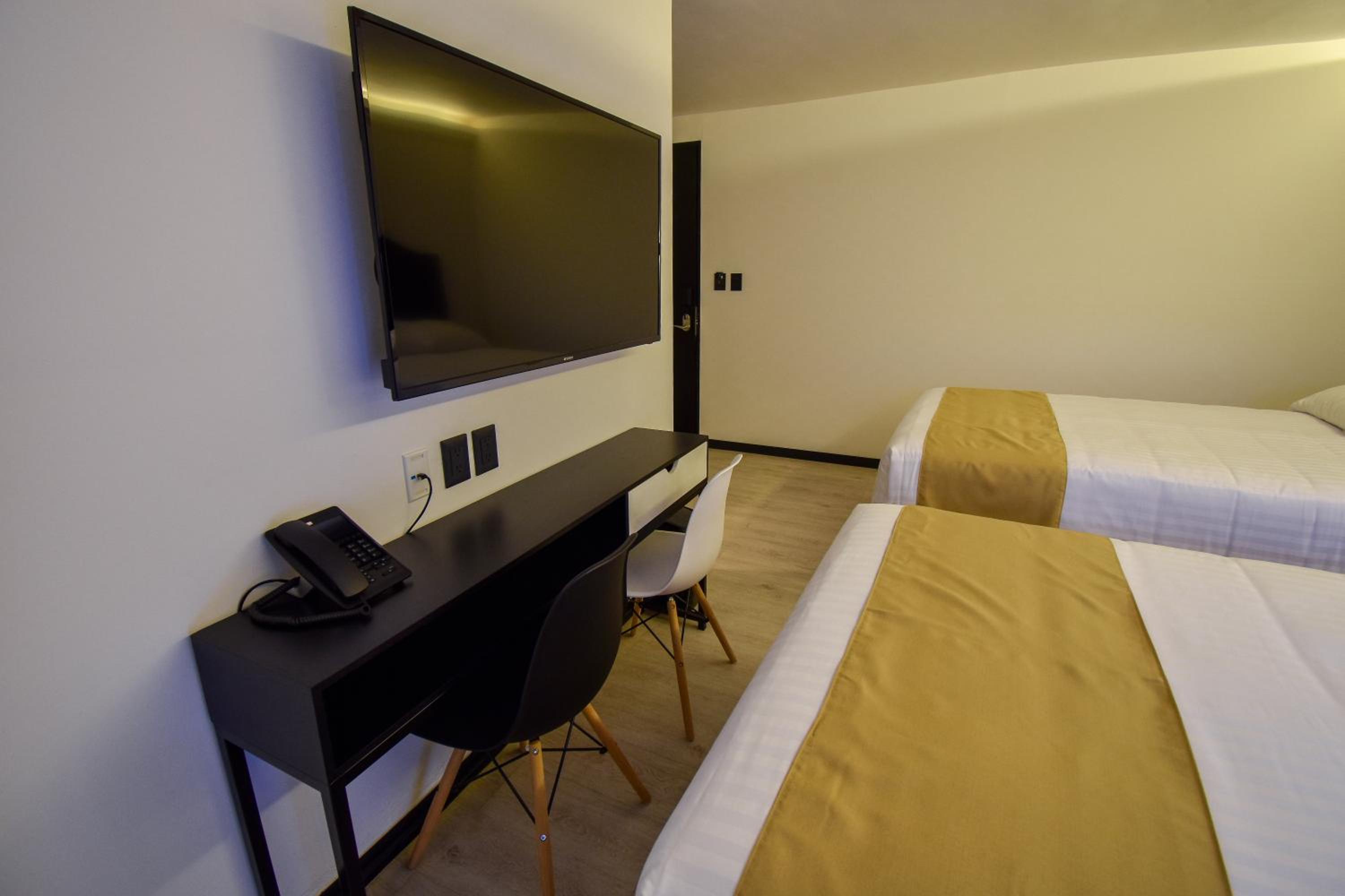 Queen Room with Two Queen Beds photo 1