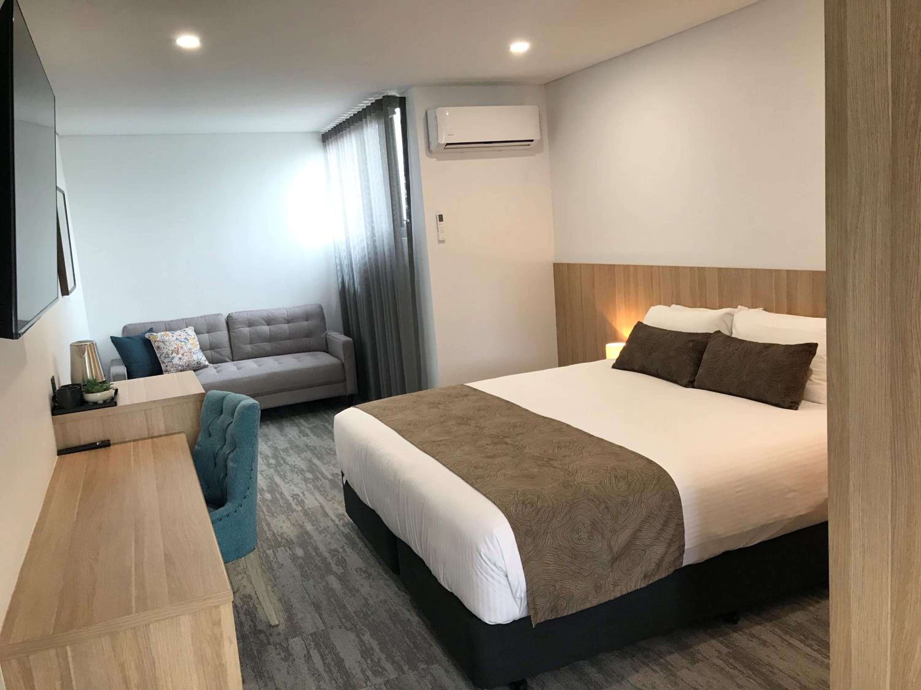 Premier King Room - Non Pet Friendly - Photo 7