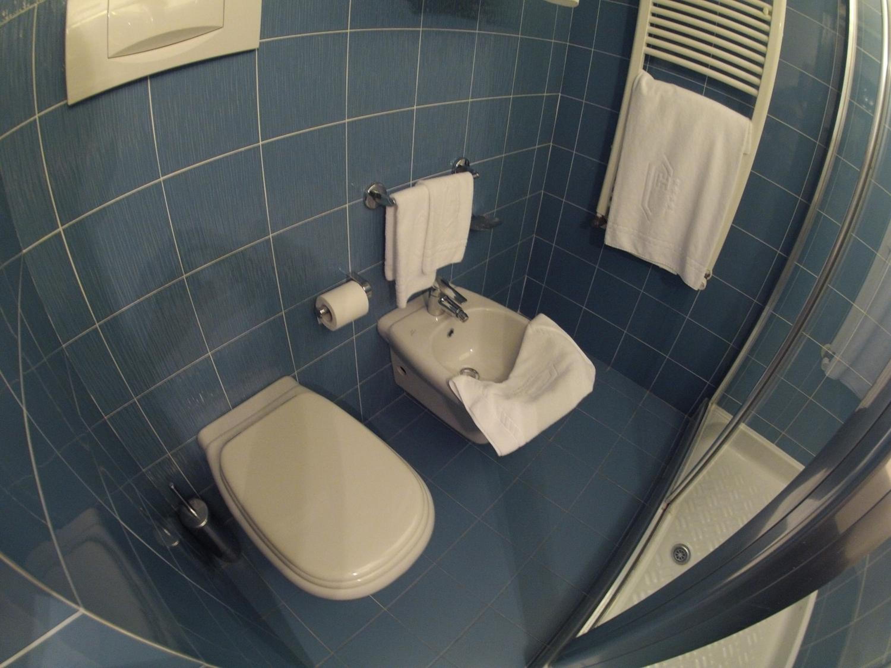 Double or Twin Room with Side Sea View - Photo 6