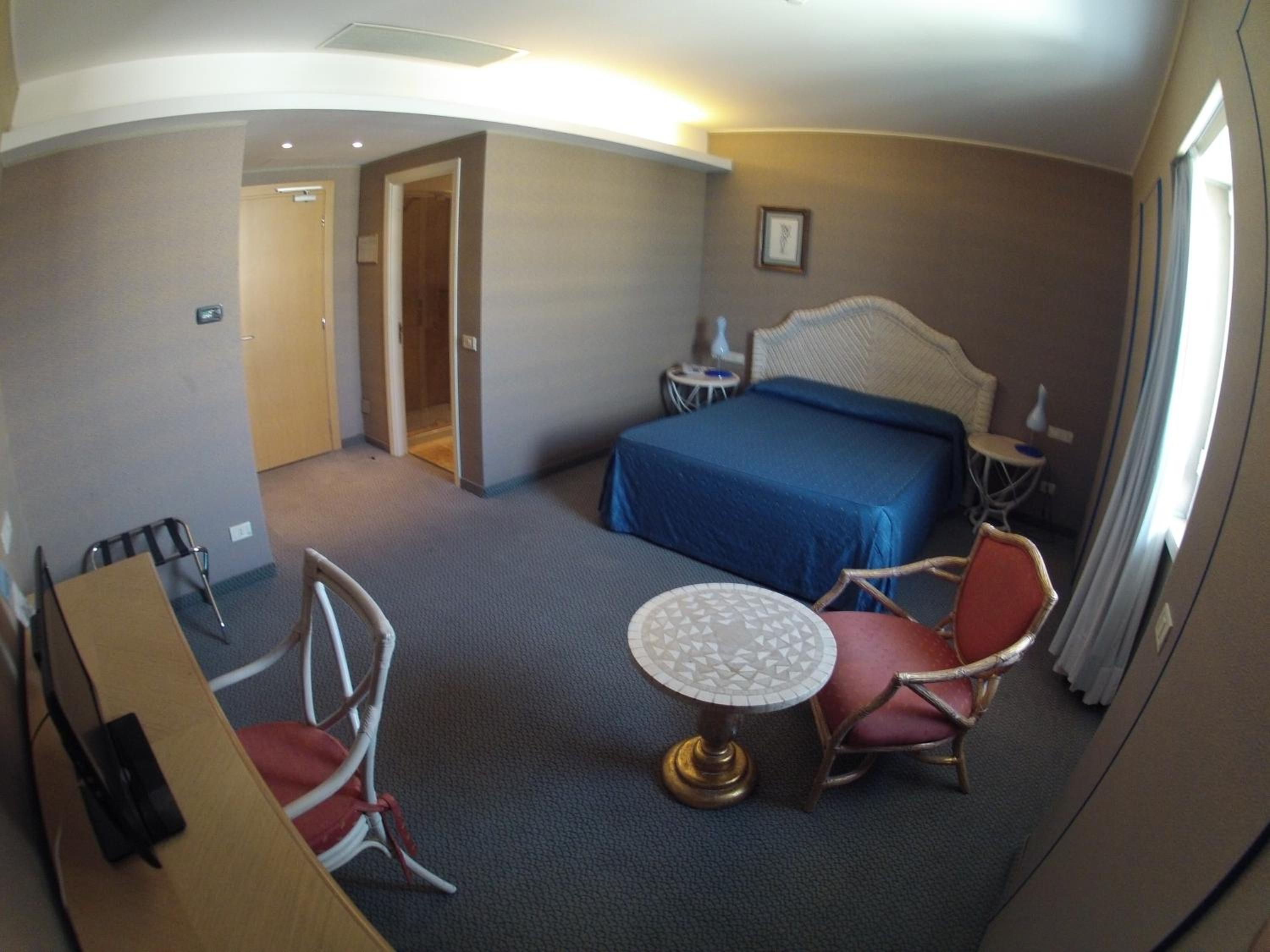 Double or Twin Room with Side Sea View - Photo 20