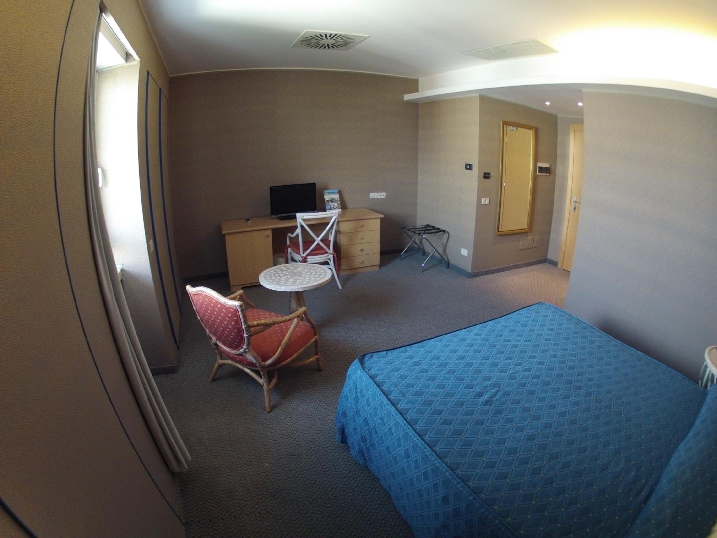 Double or Twin Room with Side Sea View - Photo 18