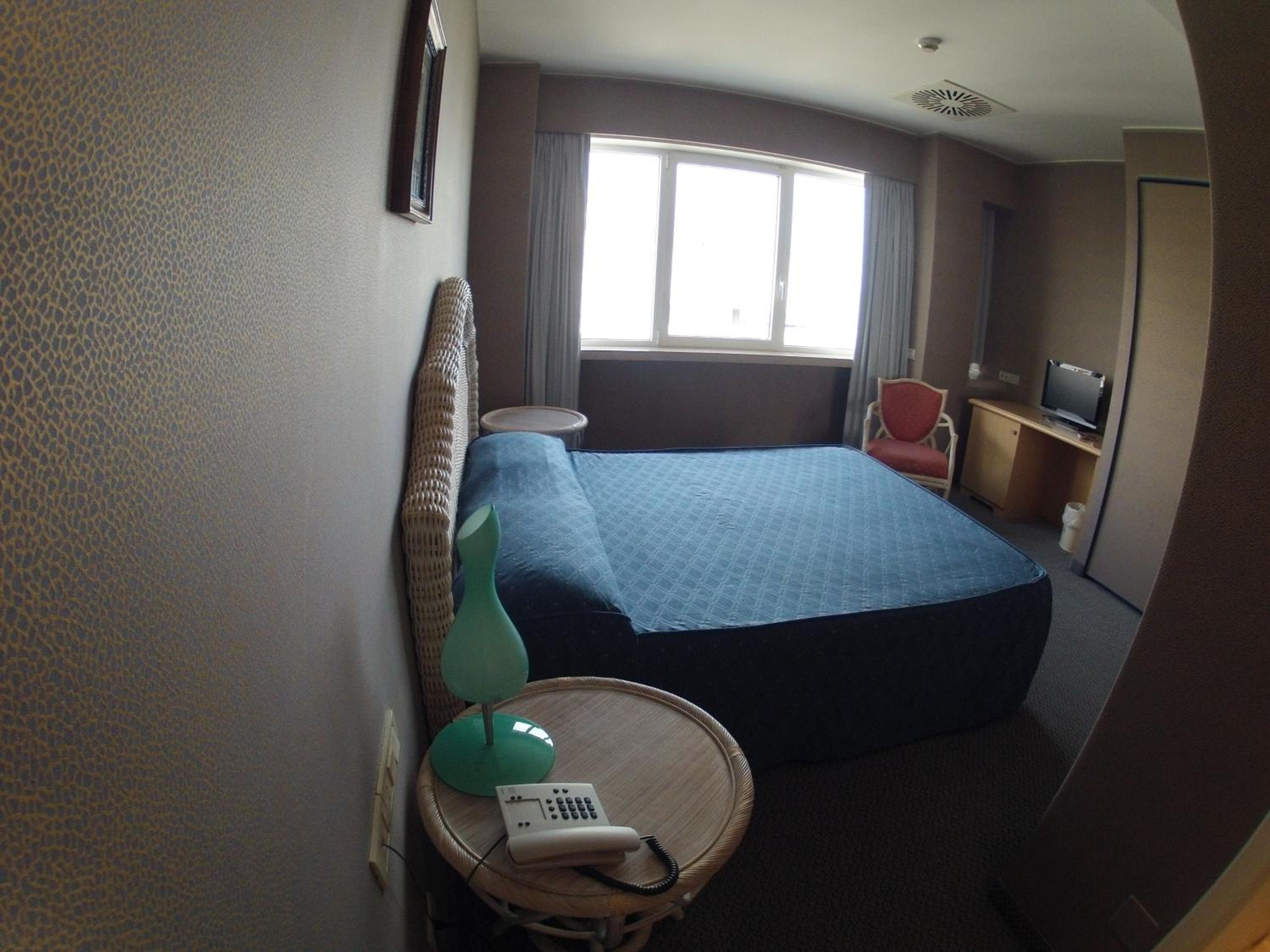 Double or Twin Room with Side Sea View - Photo 3