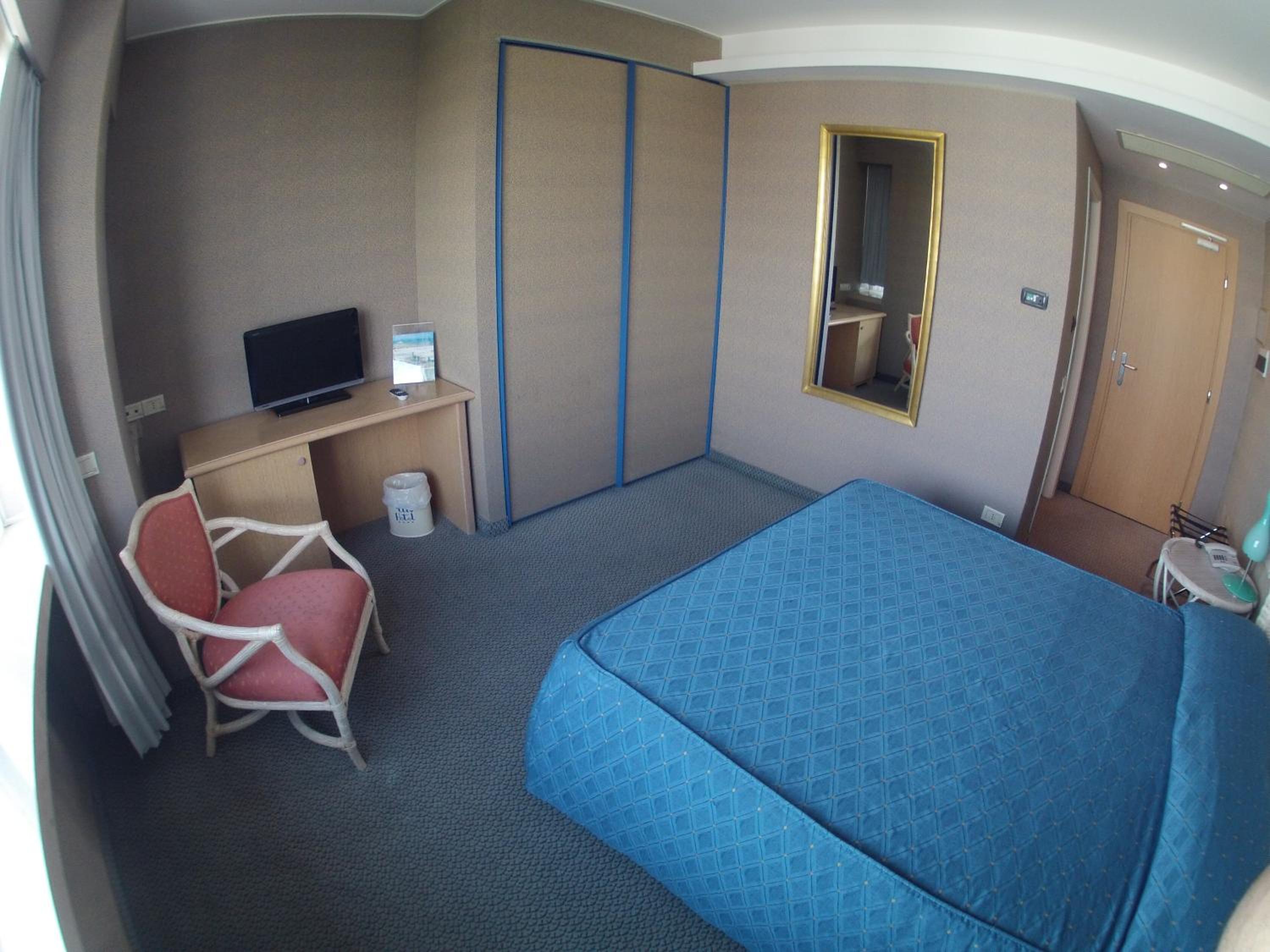 Double or Twin Room with Side Sea View - Photo 2
